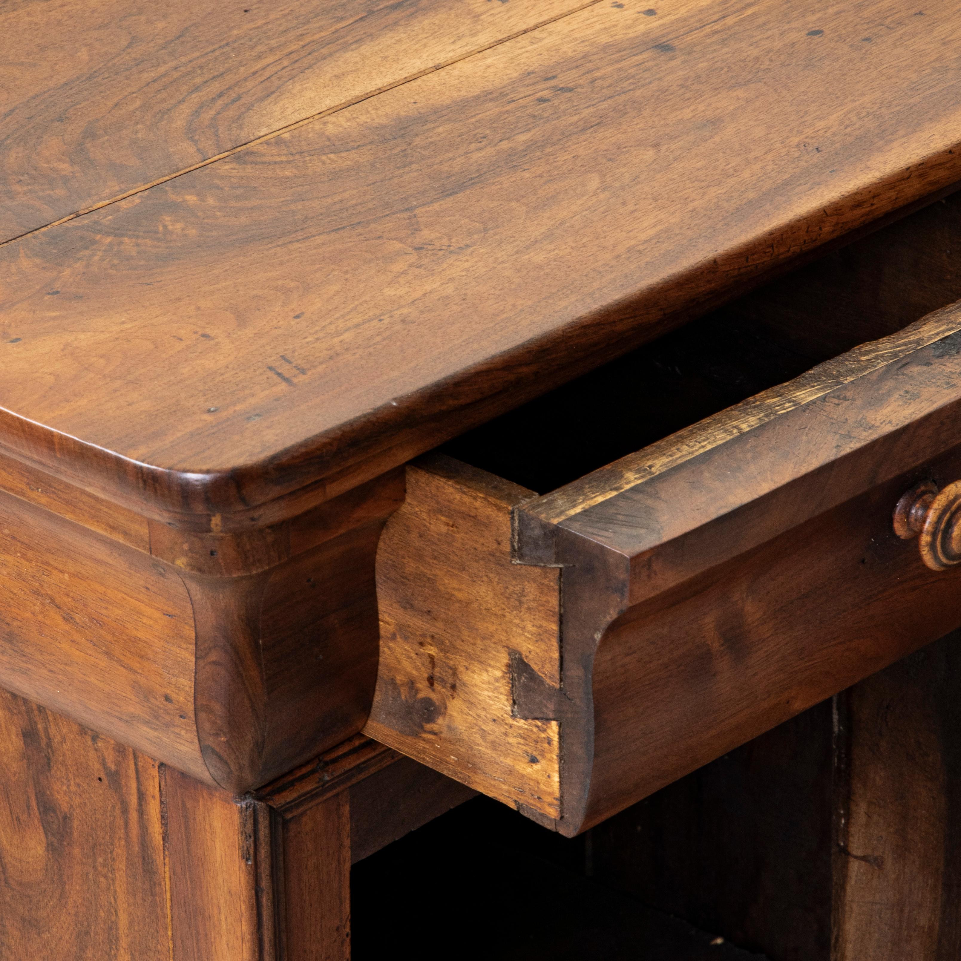 Mid-19th Century French Louis Philippe Period Walnut Nightstand, Side Table en vente 2