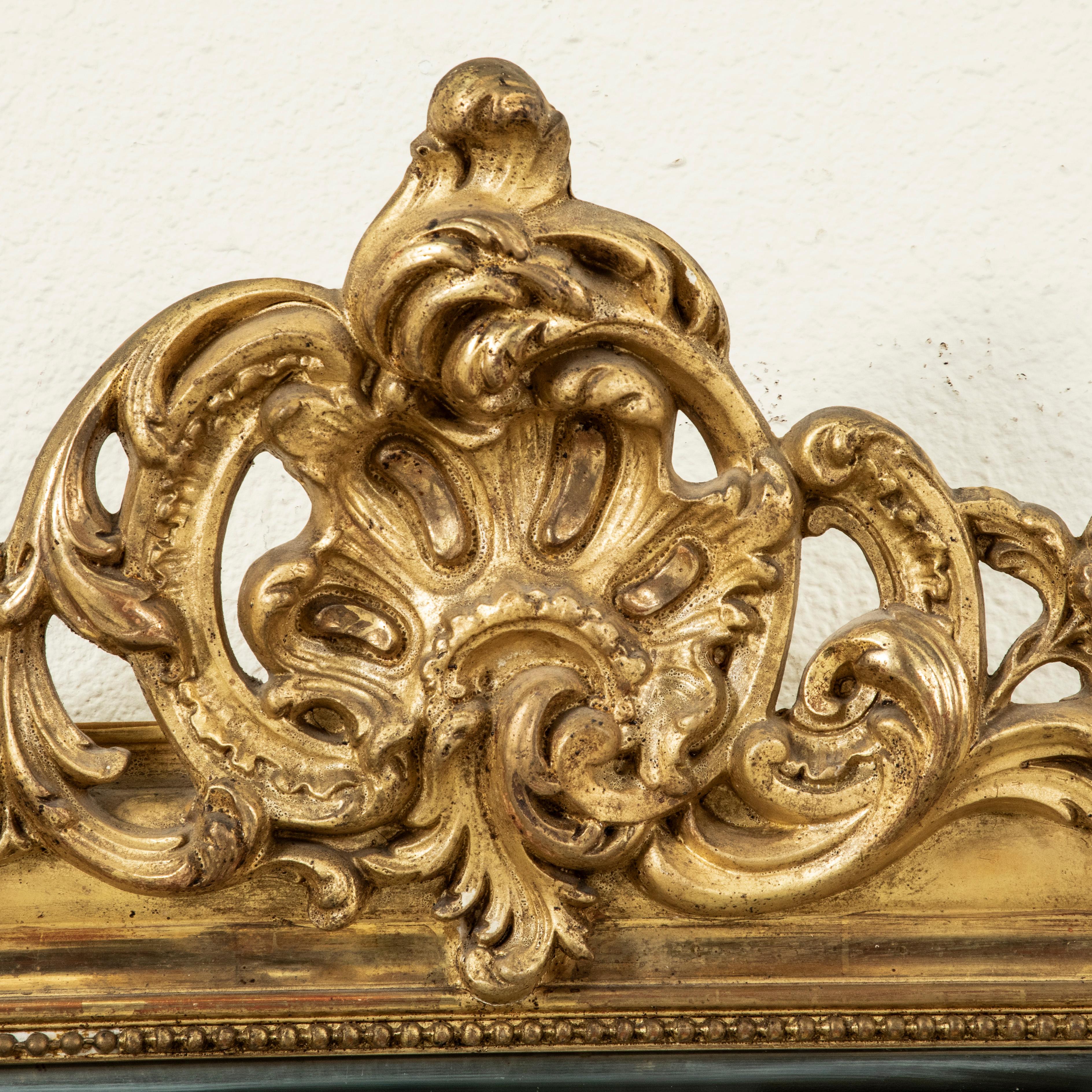 Espejo Francés De Madera Dorada Estilo Louis Philippe De Mediados Del Siglo XIX Con Cresta Superior en Bueno estado para la venta en Fayetteville, AR