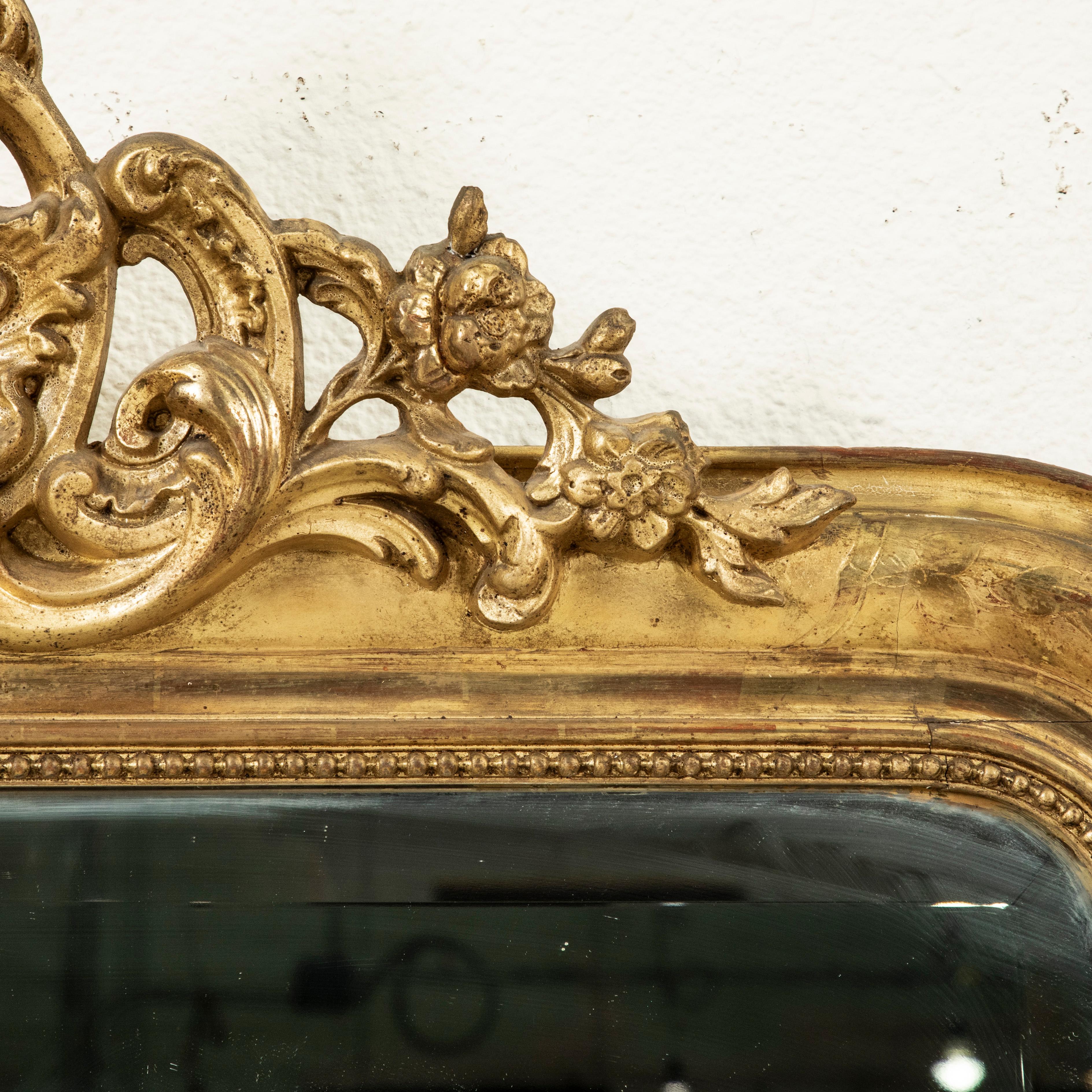Espejo Francés De Madera Dorada Estilo Louis Philippe De Mediados Del Siglo XIX Con Cresta Superior siglo XIX en venta