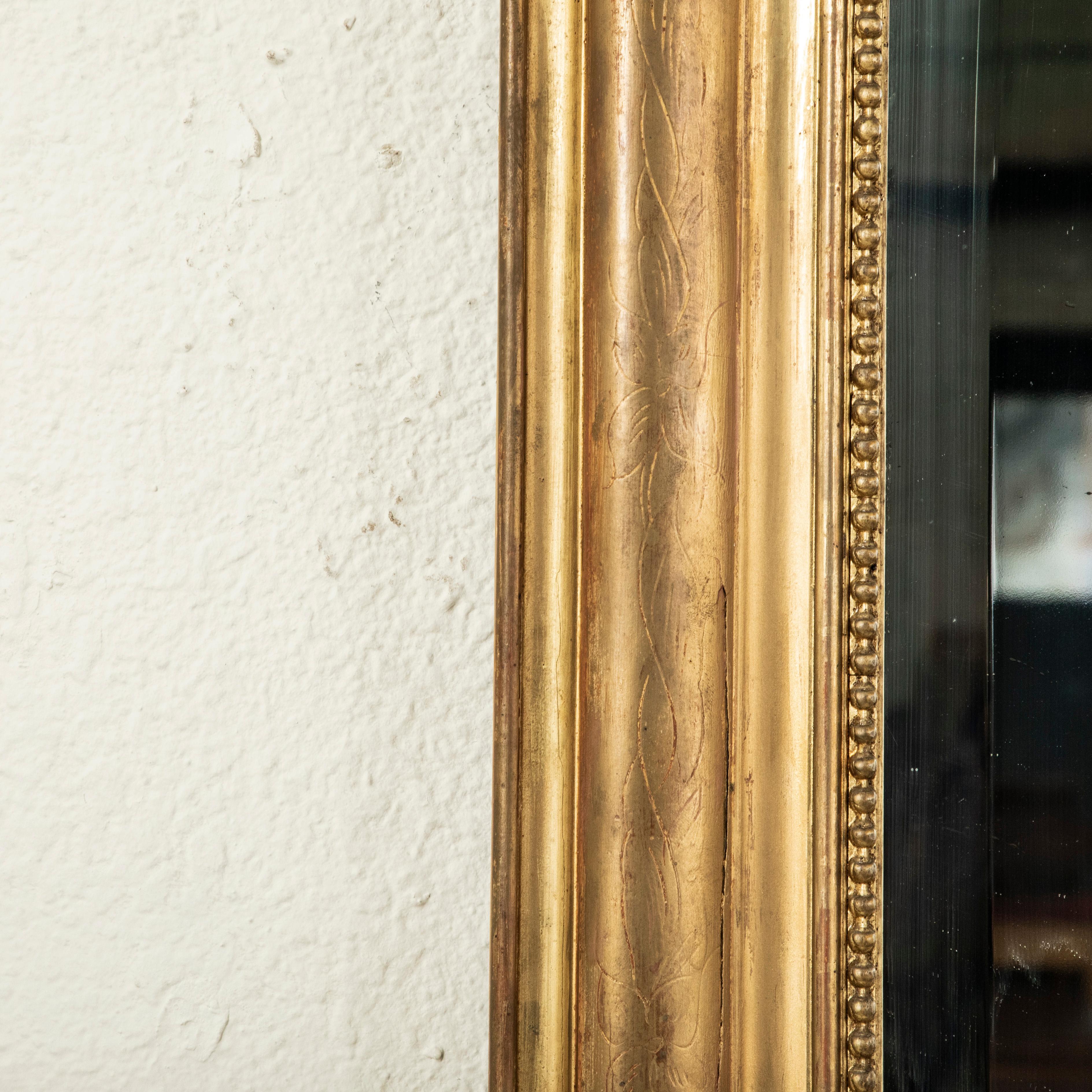 Espejo Francés De Madera Dorada Estilo Louis Philippe De Mediados Del Siglo XIX Con Cresta Superior en venta 1