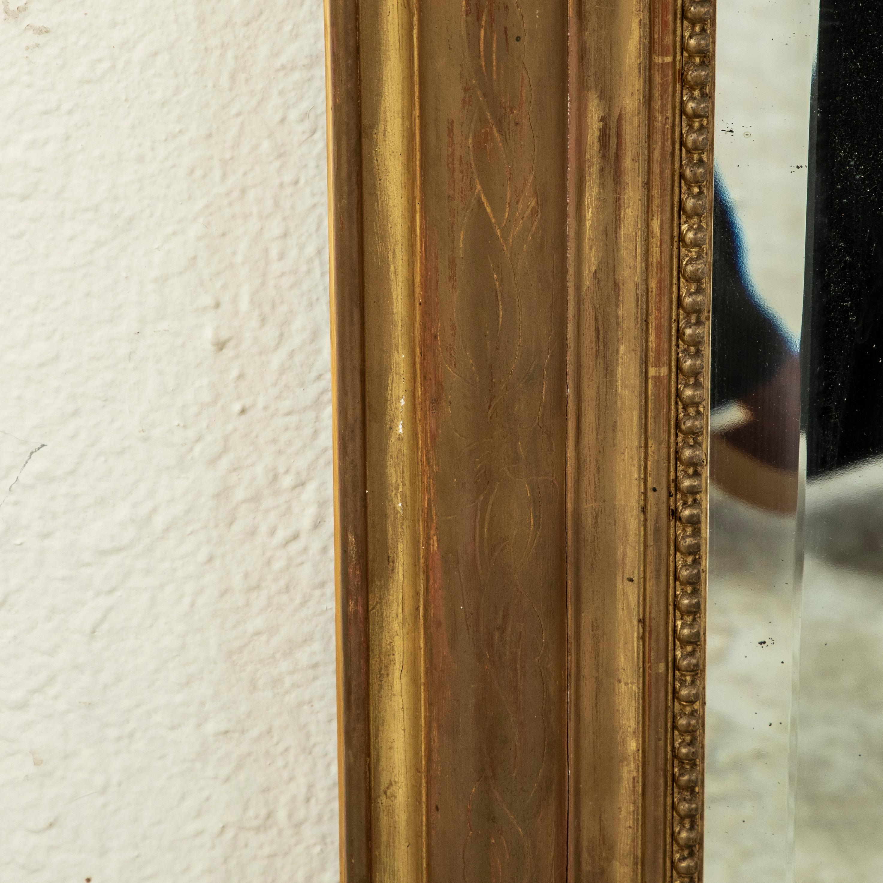 Espejo Francés De Madera Dorada Estilo Louis Philippe De Mediados Del Siglo XIX Con Cresta Superior en venta 2