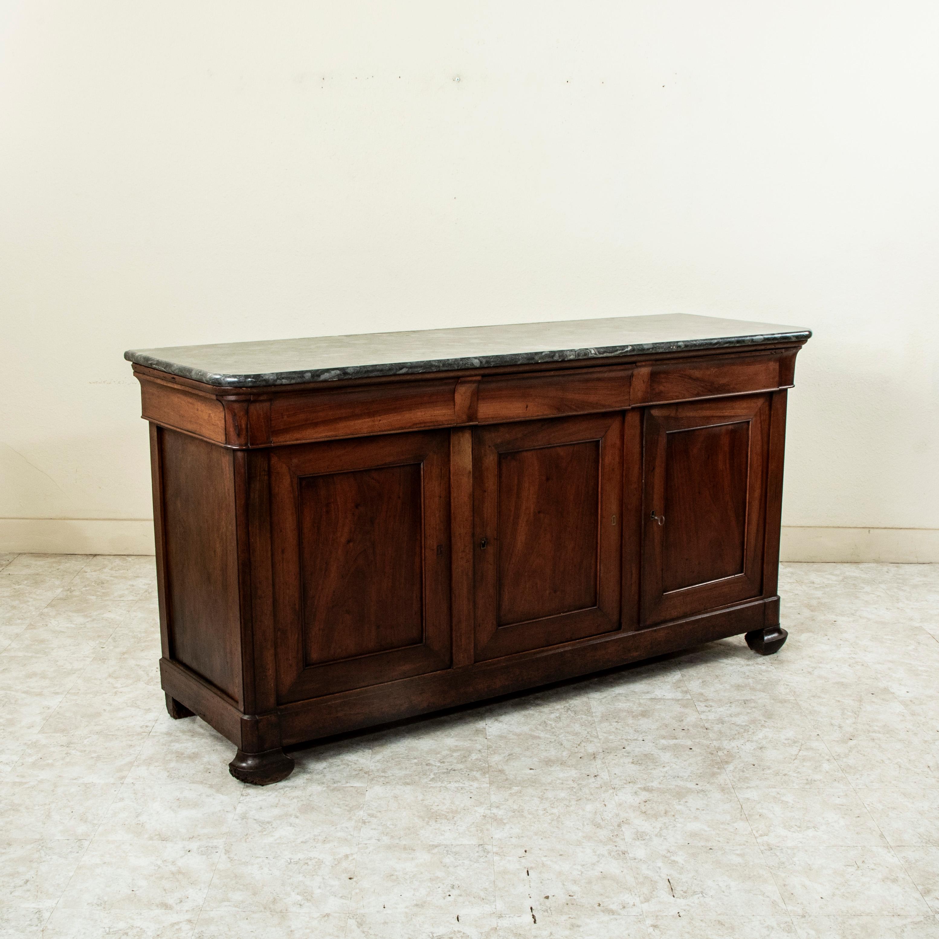 Luigi Filippo Enfilade in noce in stile Louis Philippe della metà del XIX secolo, credenza, marmo in vendita