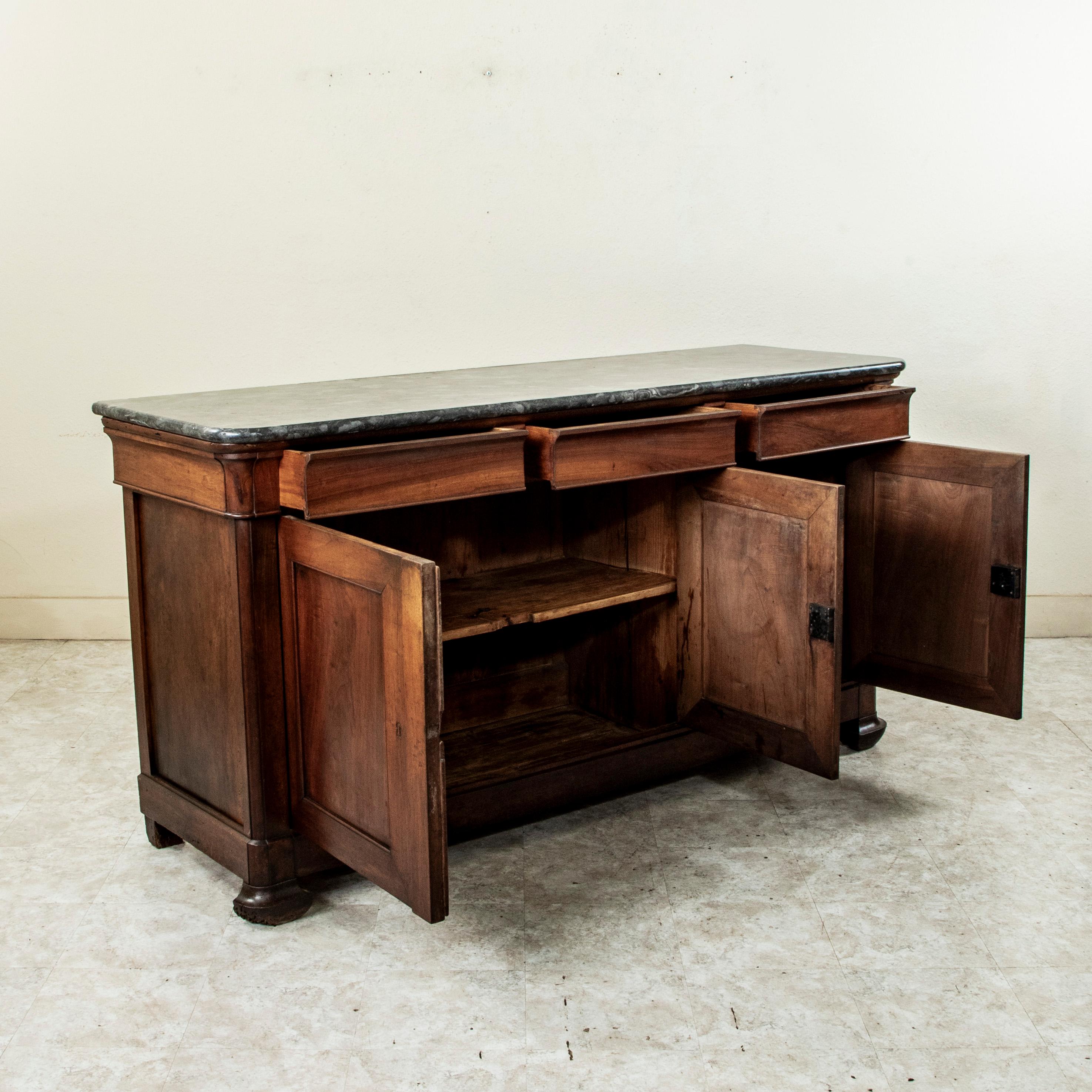 Enfilade in noce in stile Louis Philippe della metà del XIX secolo, credenza, marmo in vendita 1