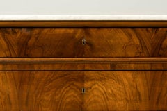 Commode Louis-Philippe du milieu du XIXe siècle, en noyer et marbre, France