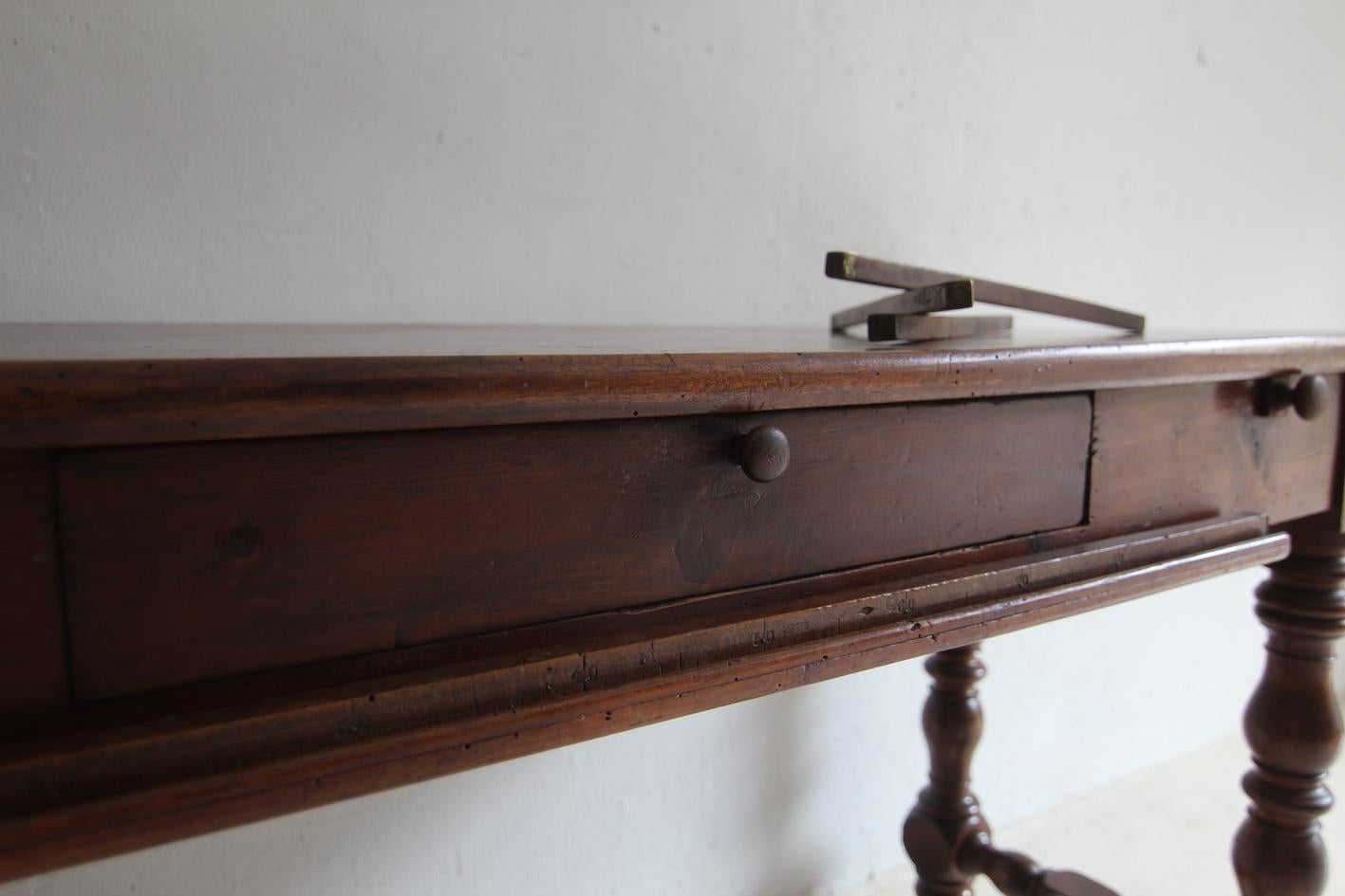 Mid-19th Century French Louis Philippe Walnut Tailor´s Table For Sale 16