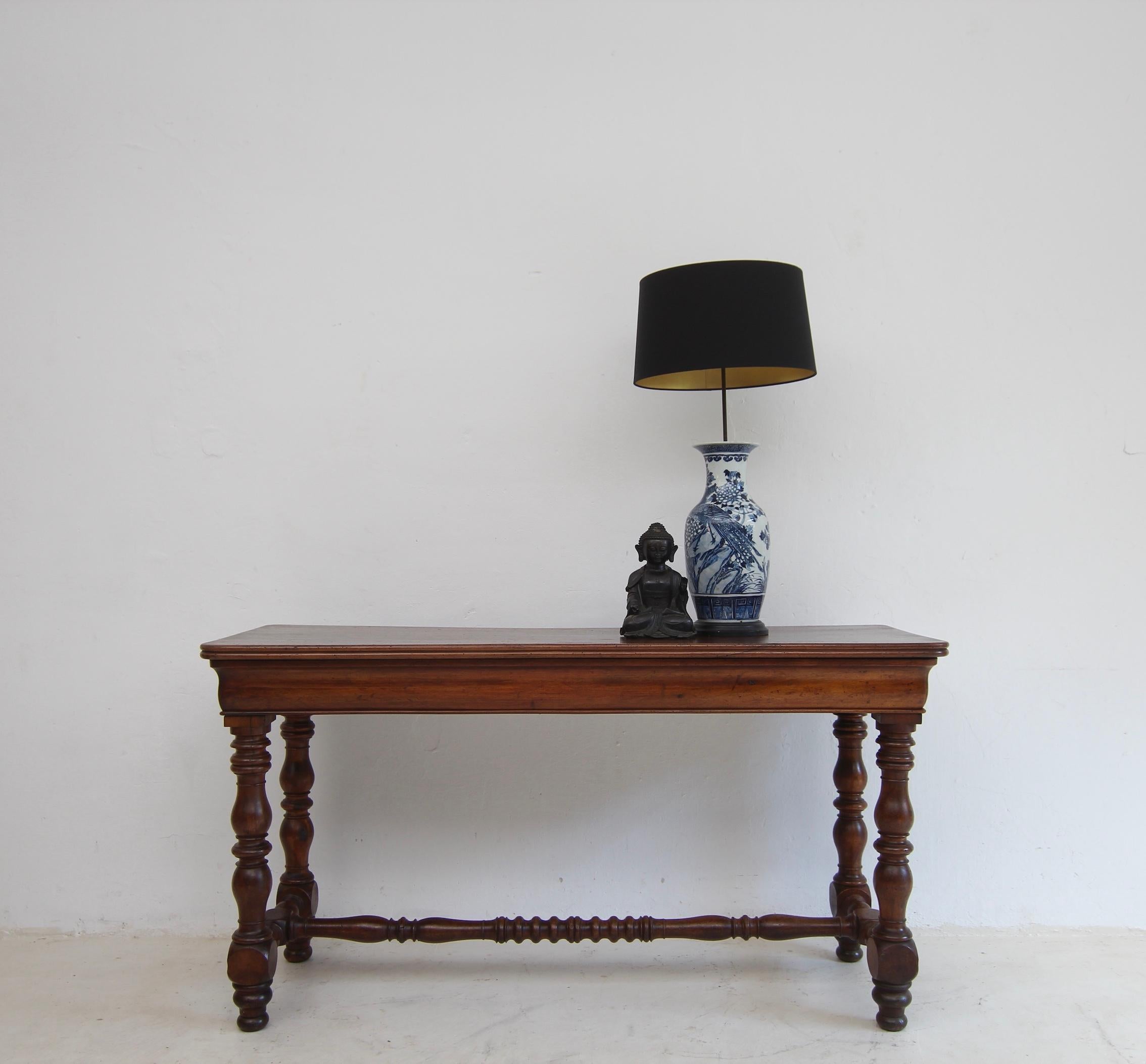 A Louis Philippe tailor's table or cutting table (‘table de tailleur’ or ‘table de coupe’) with metre sticks. France, mid 19th century. Walnut with excellent patina.

An elegant shop table or goods display table for high-quality retail shops, which
