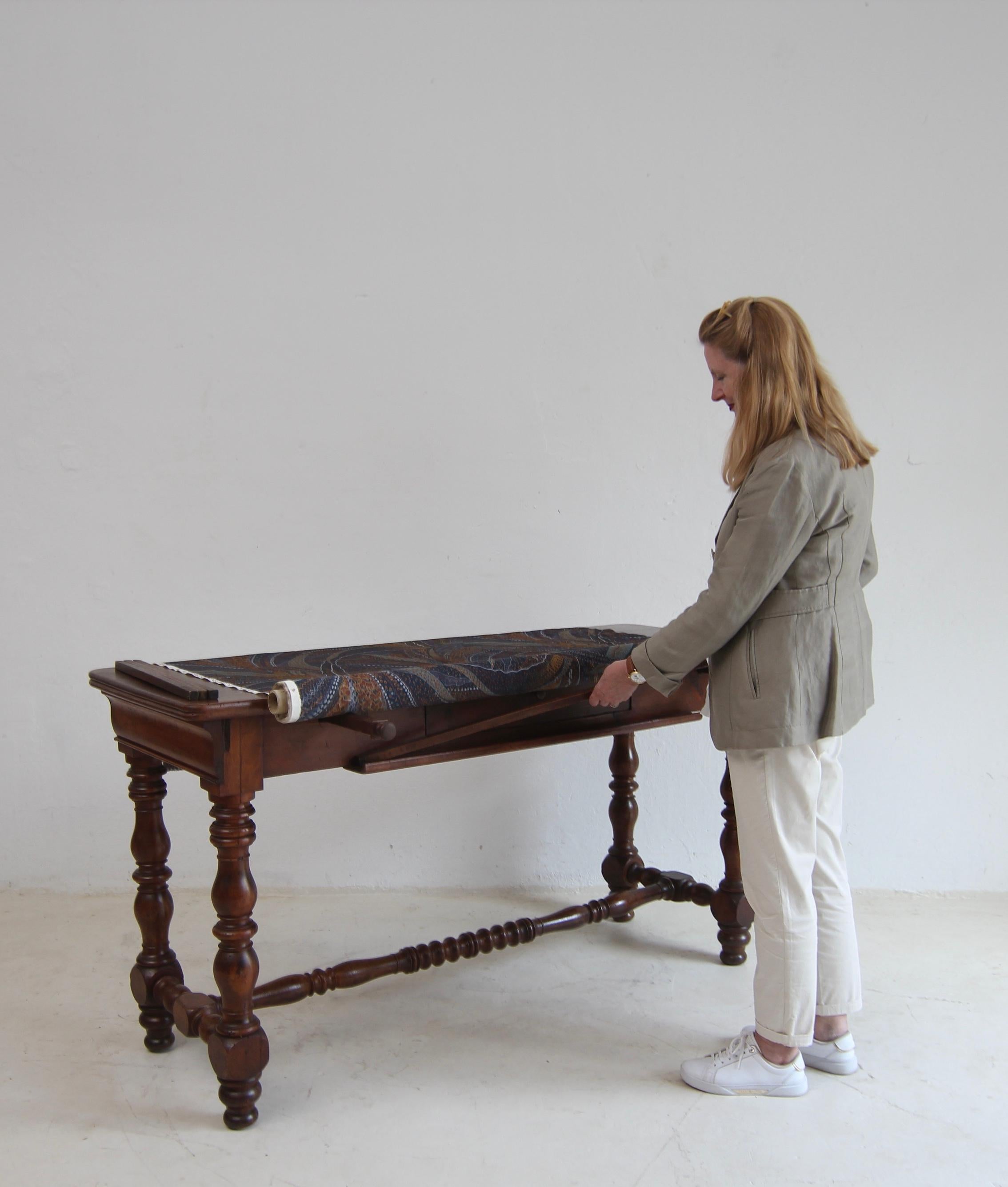 Mid-19th Century French Louis Philippe Walnut Tailor´s Table In Good Condition For Sale In Dusseldorf, DE