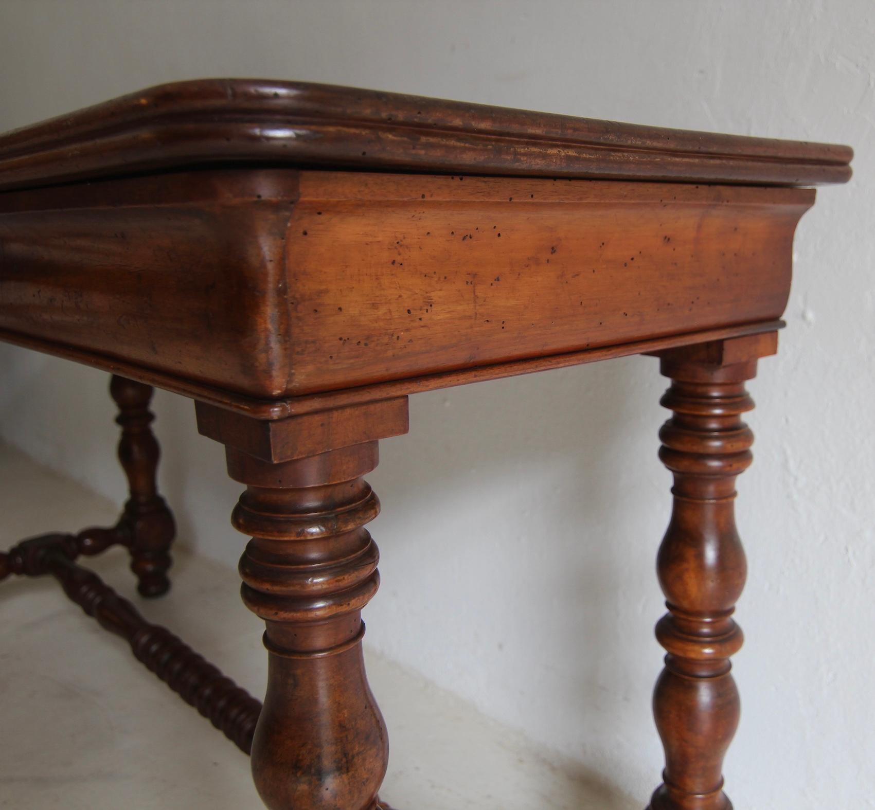 Mid-19th Century French Louis Philippe Walnut Tailor´s Table For Sale 6