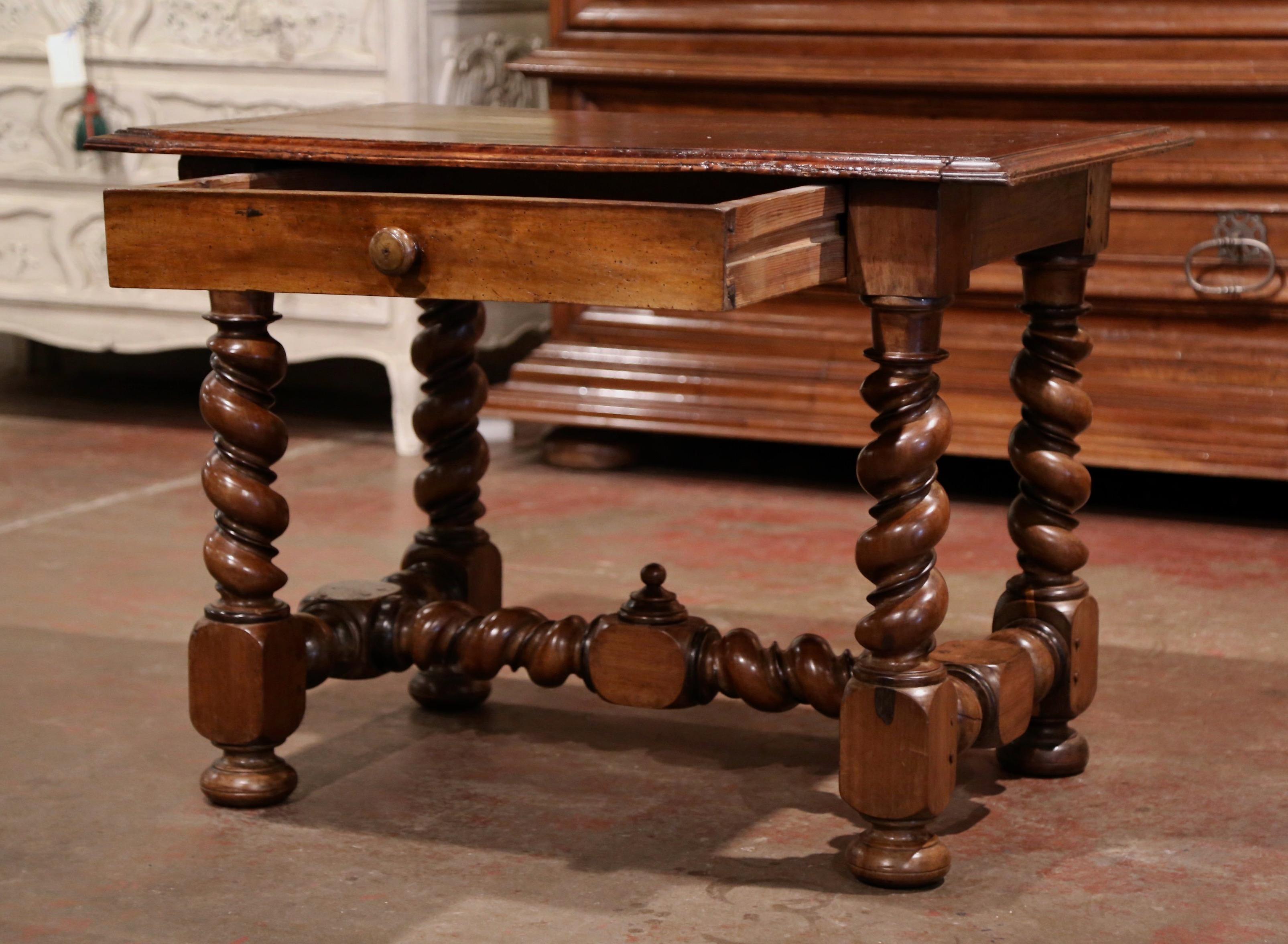 Bureau de table en noyer torsadé sculpté Louis XIII du 19ème siècle Excellent état - En vente à Dallas, TX