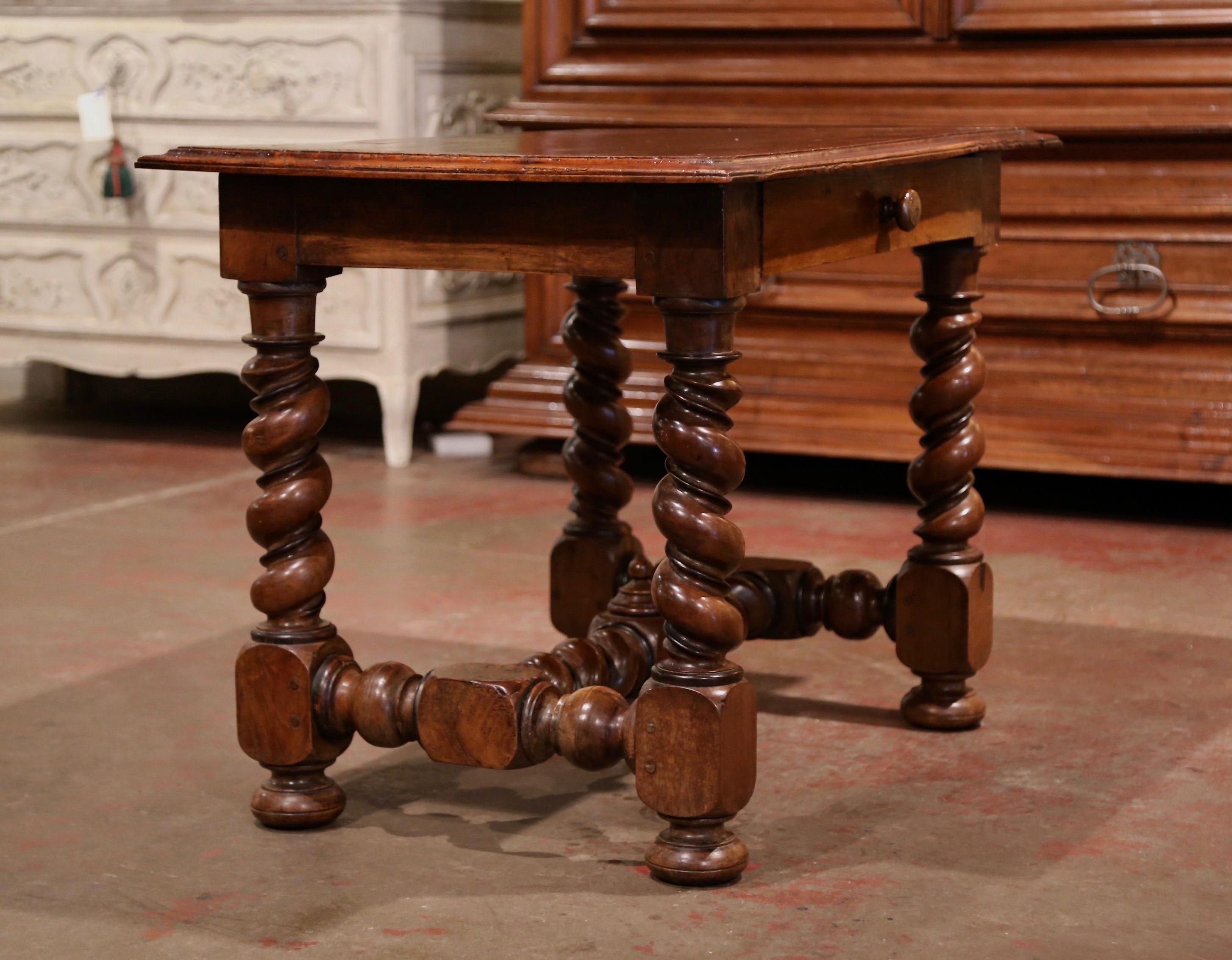 Noyer Bureau de table en noyer torsadé sculpté Louis XIII du 19ème siècle en vente