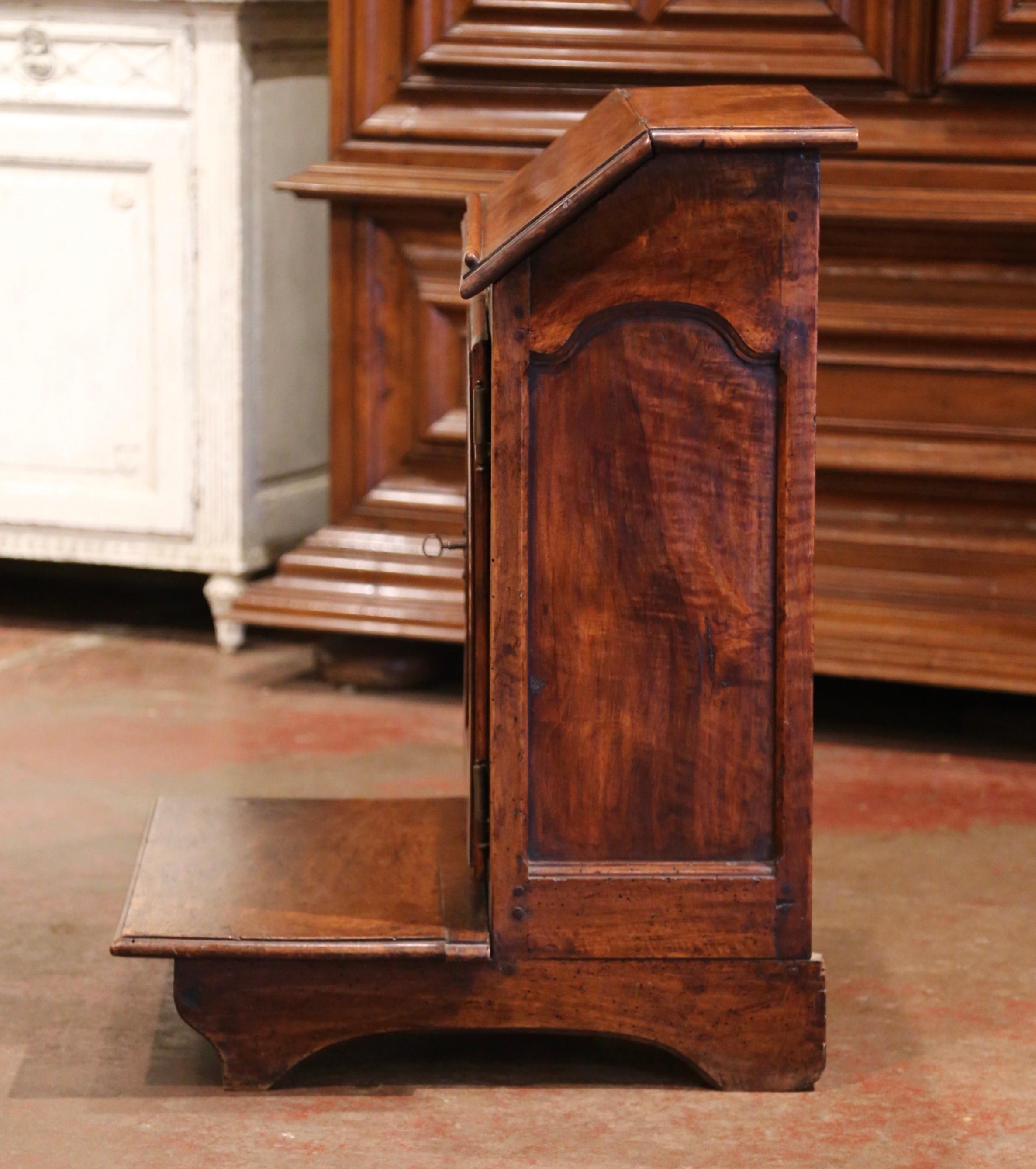 Mid-19th Century French Louis XIII Carved Walnut Prie-Dieu Prayer Kneeler In Excellent Condition In Dallas, TX