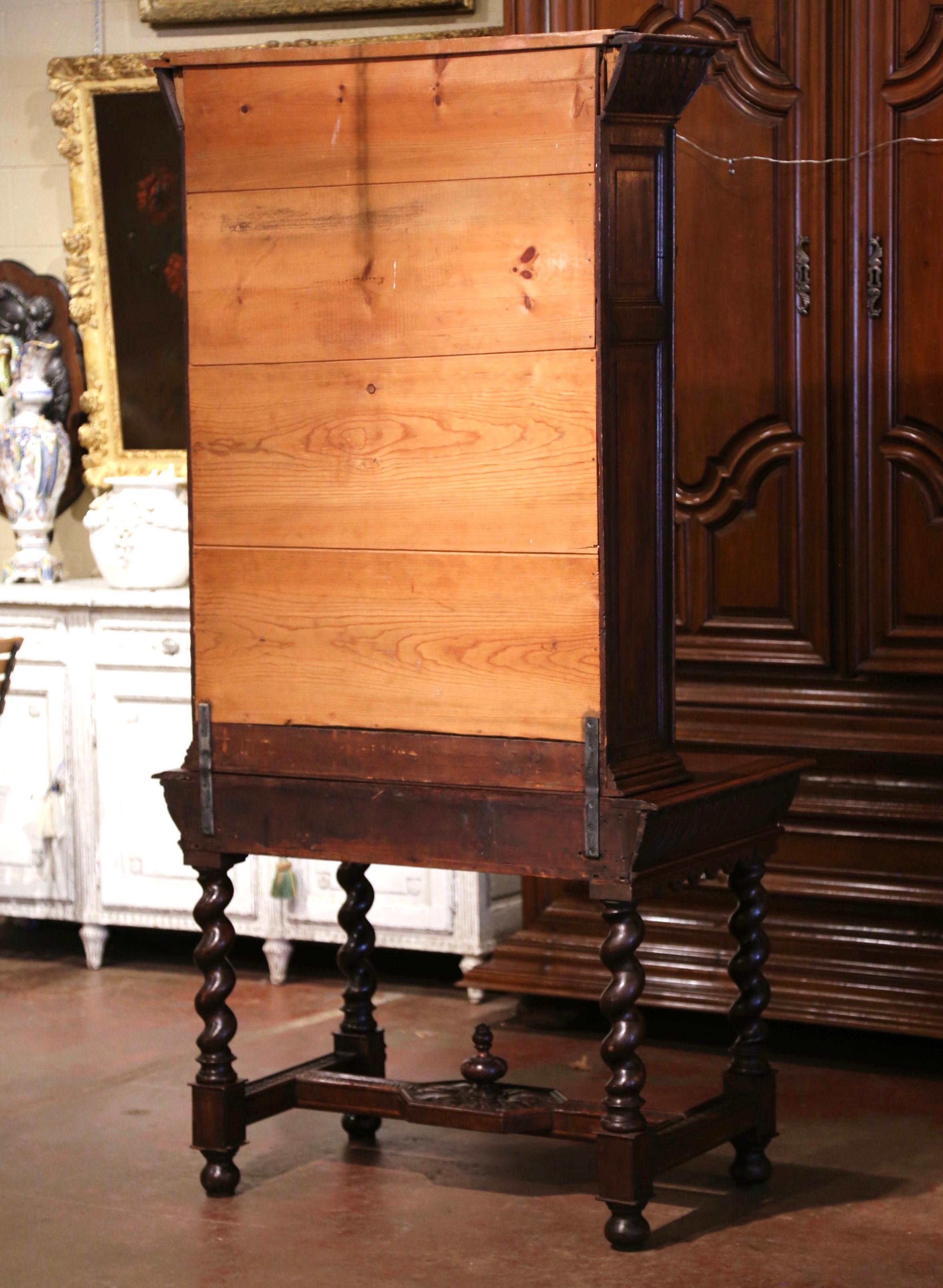 Secrétaire bibliothèque de style Louis XIII du milieu du XIXe siècle en chêne très sculpté en vente 13
