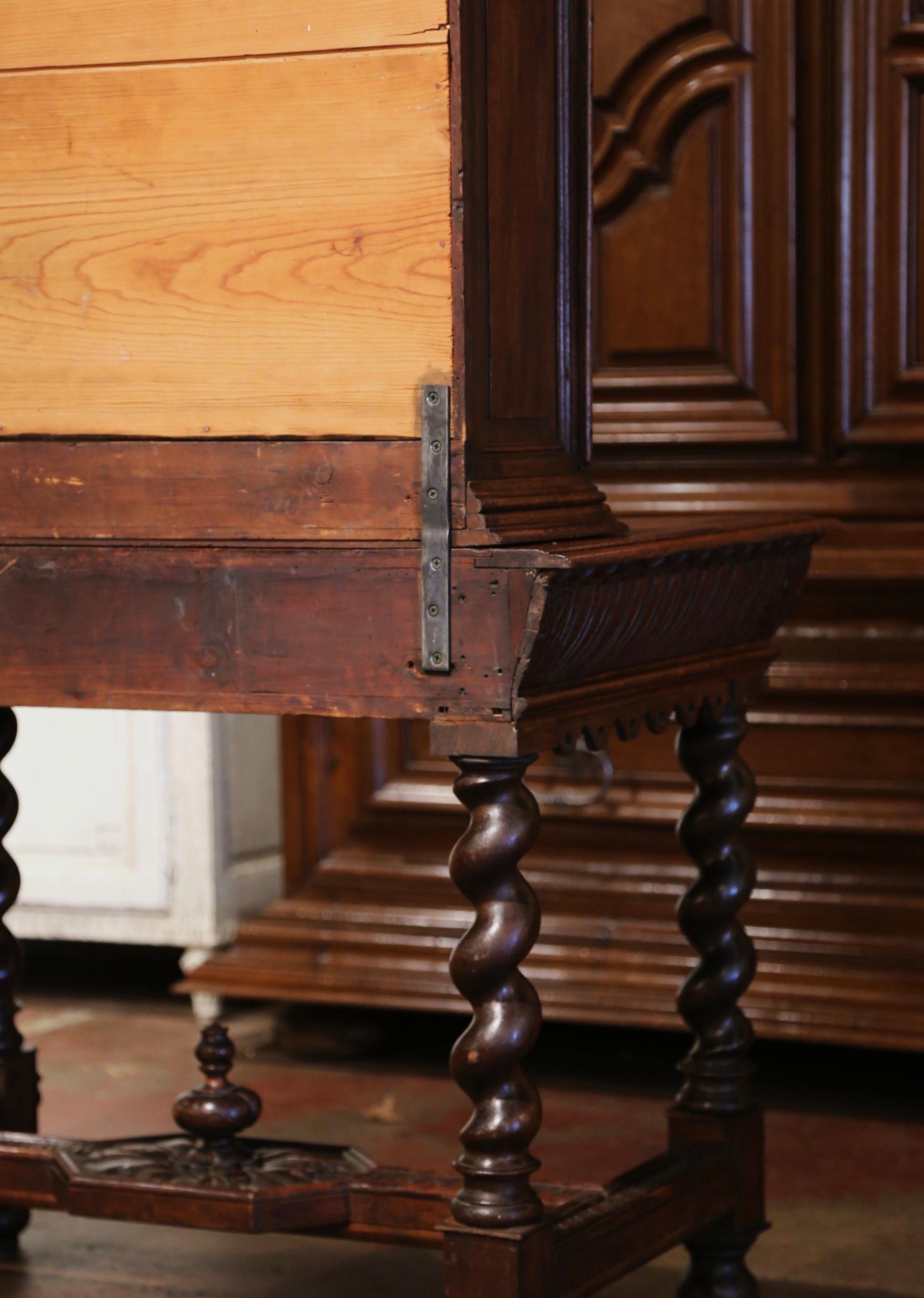 Secrétaire bibliothèque de style Louis XIII du milieu du XIXe siècle en chêne très sculpté en vente 14