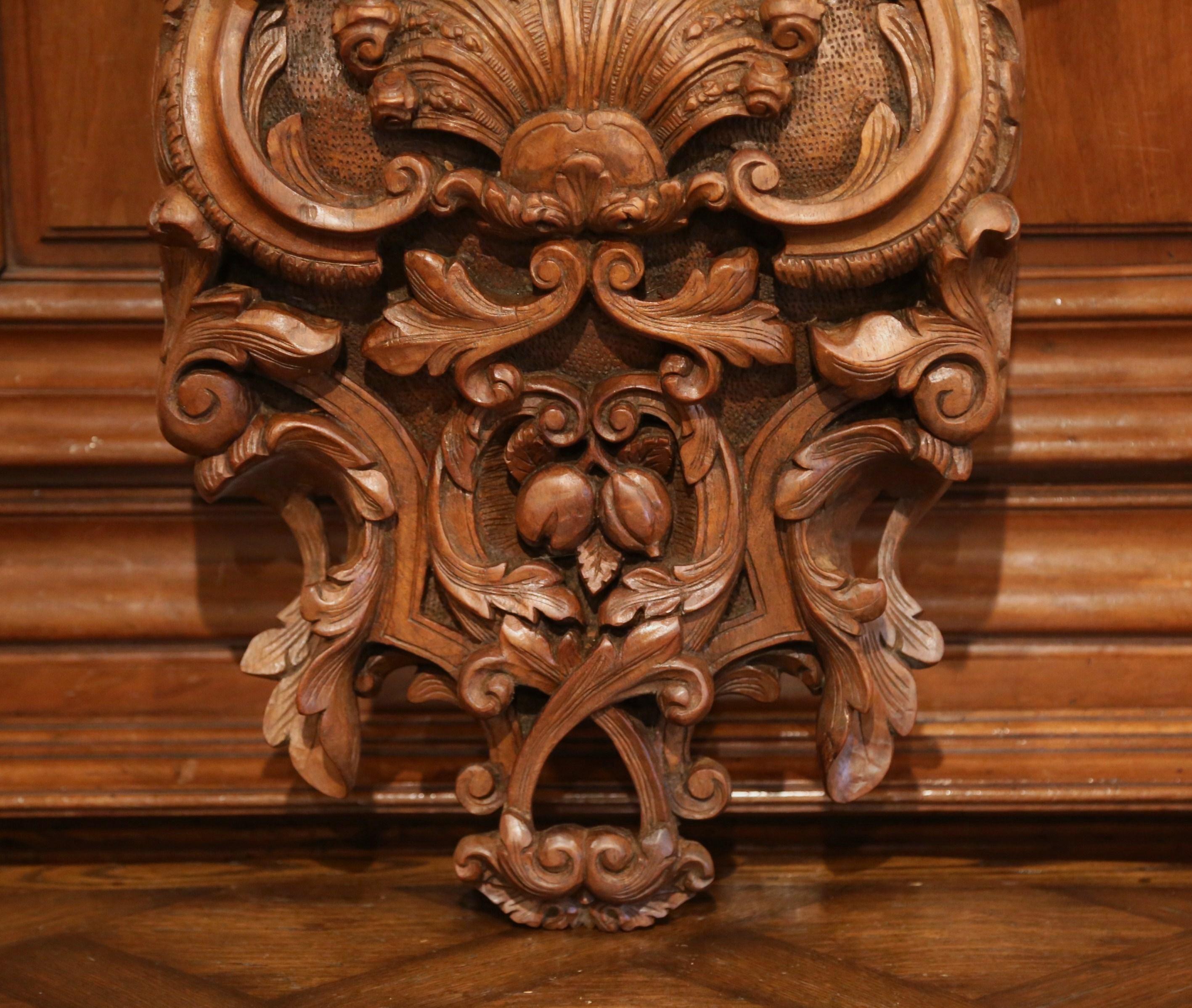 Mid-19th Century French Louis XIV Carved Walnut Wall Bracket with Shell Motif In Excellent Condition In Dallas, TX