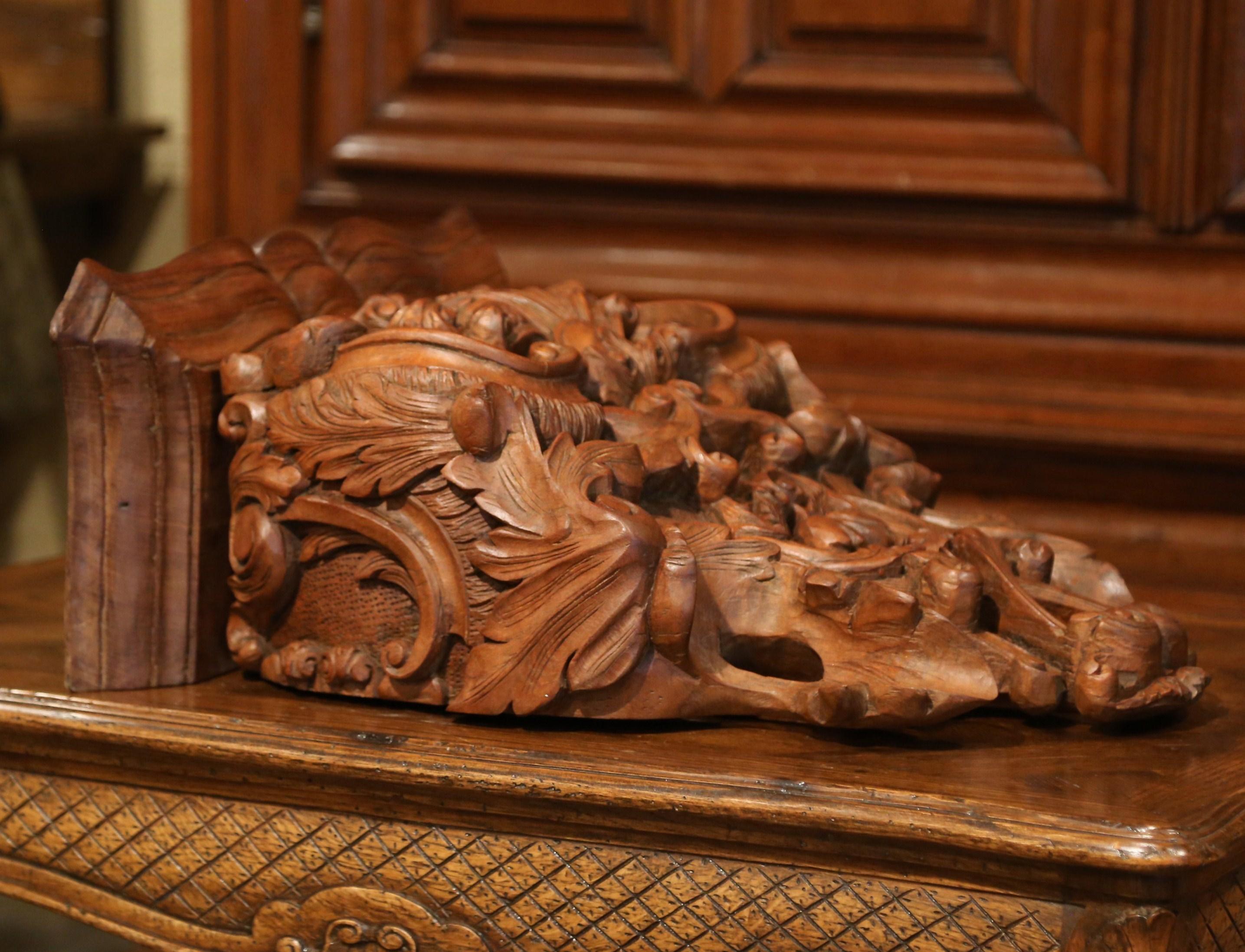 Mid-19th Century French Louis XIV Carved Walnut Wall Bracket with Shell Motif 2