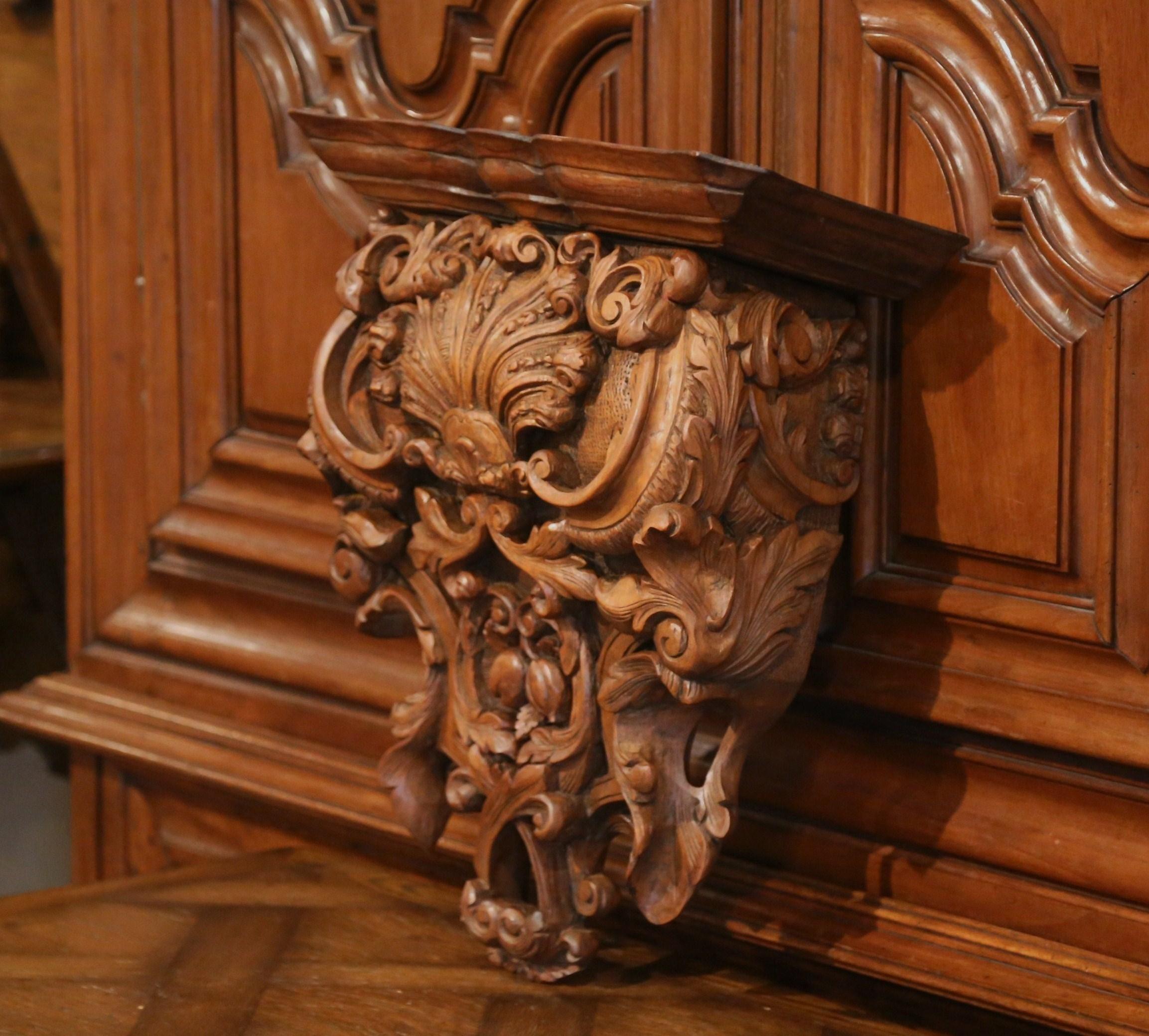 Mid-19th Century French Louis XIV Carved Walnut Wall Bracket with Shell Motif 3