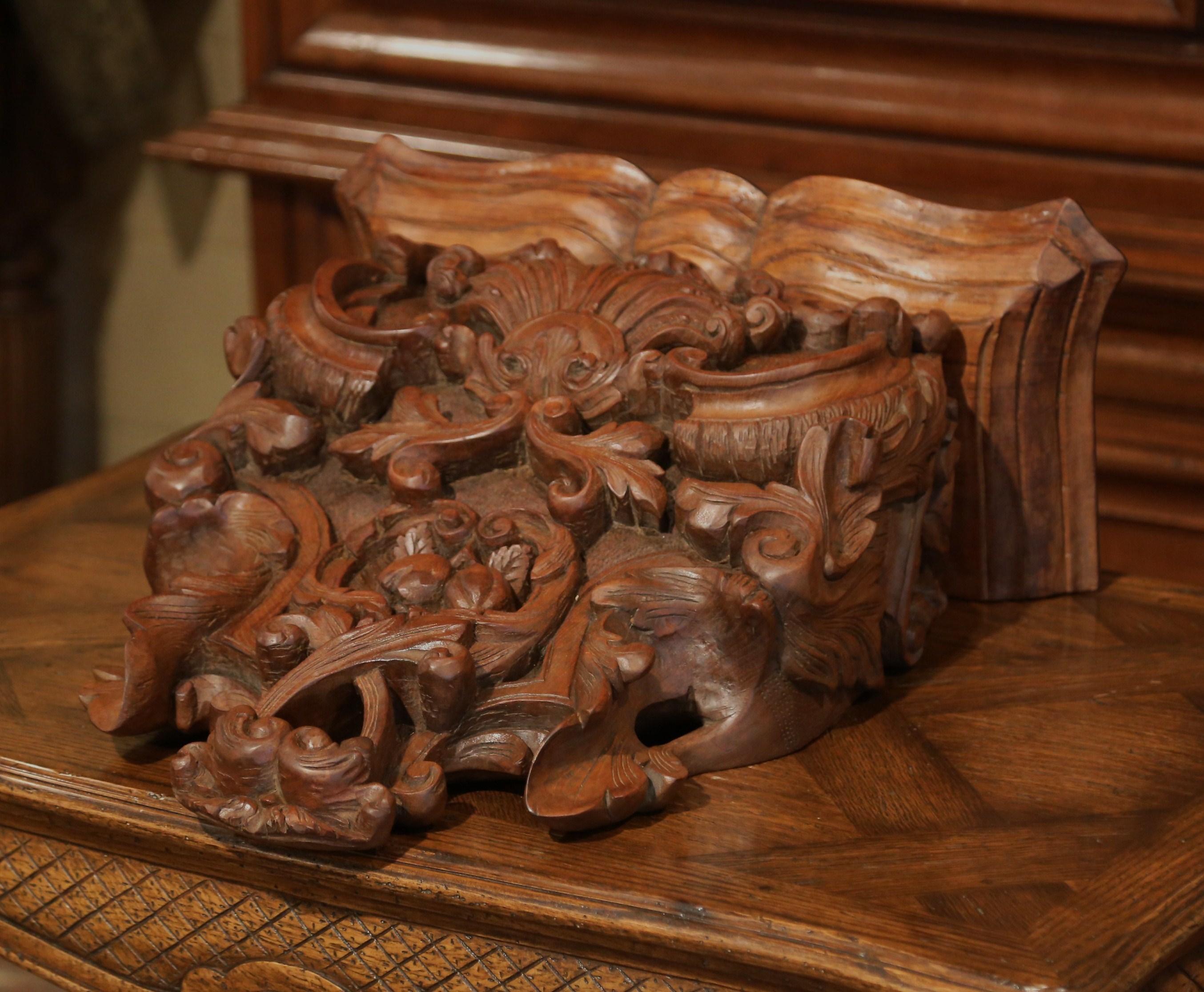 Mid-19th Century French Louis XIV Carved Walnut Wall Bracket with Shell Motif 5