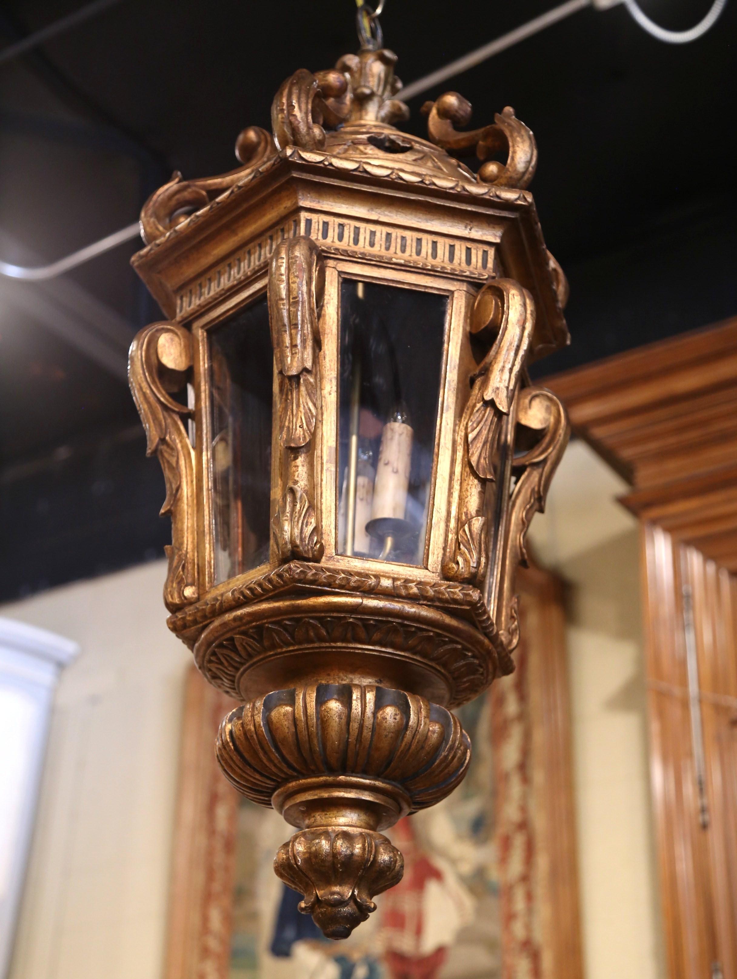 Sculpté à la main Lanterne à trois lumières Louis XV Rococo en bois doré sculpté du milieu du XIXe siècle en vente