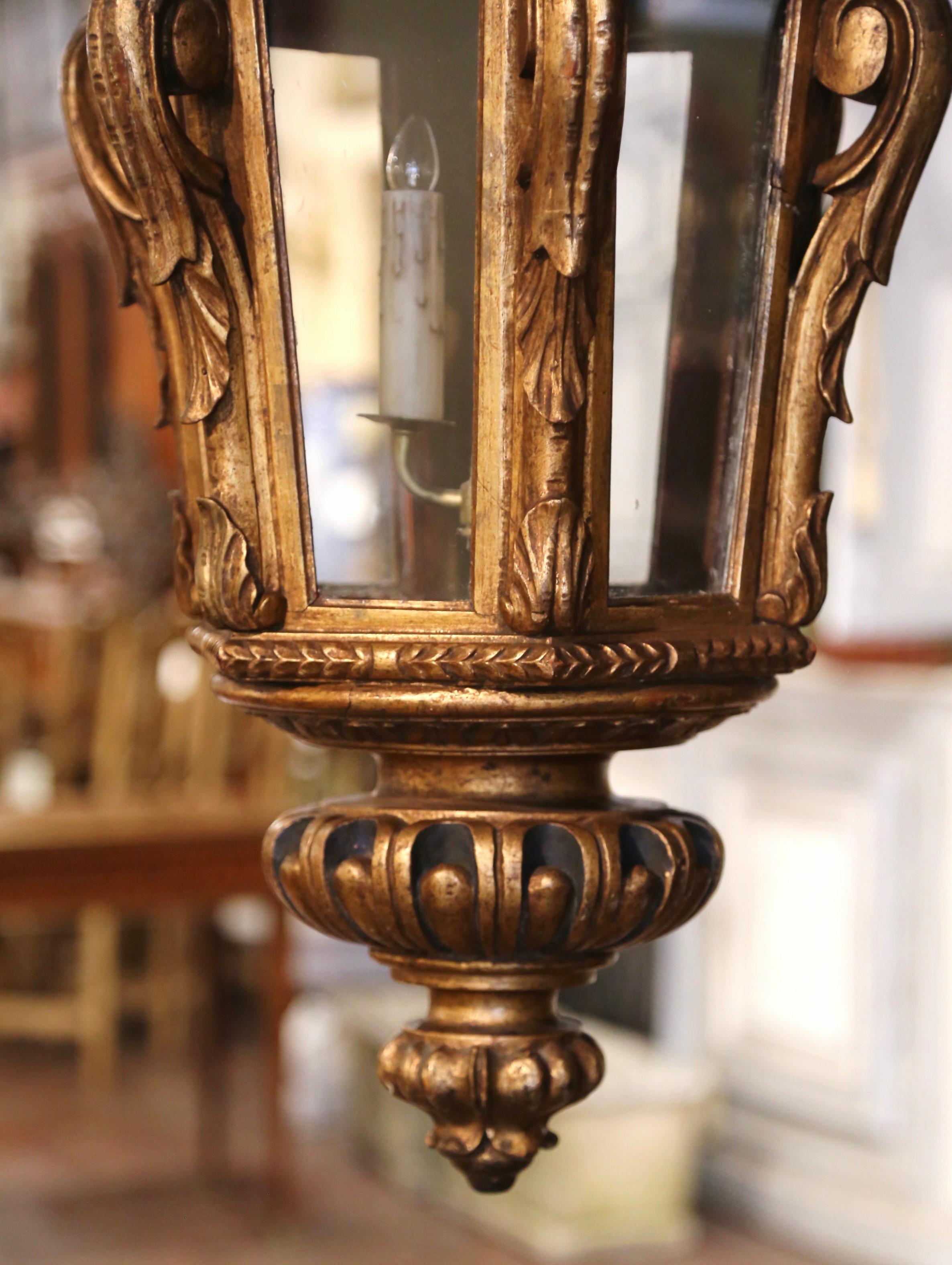 Bois doré Lanterne à trois lumières Louis XV Rococo en bois doré sculpté du milieu du XIXe siècle en vente