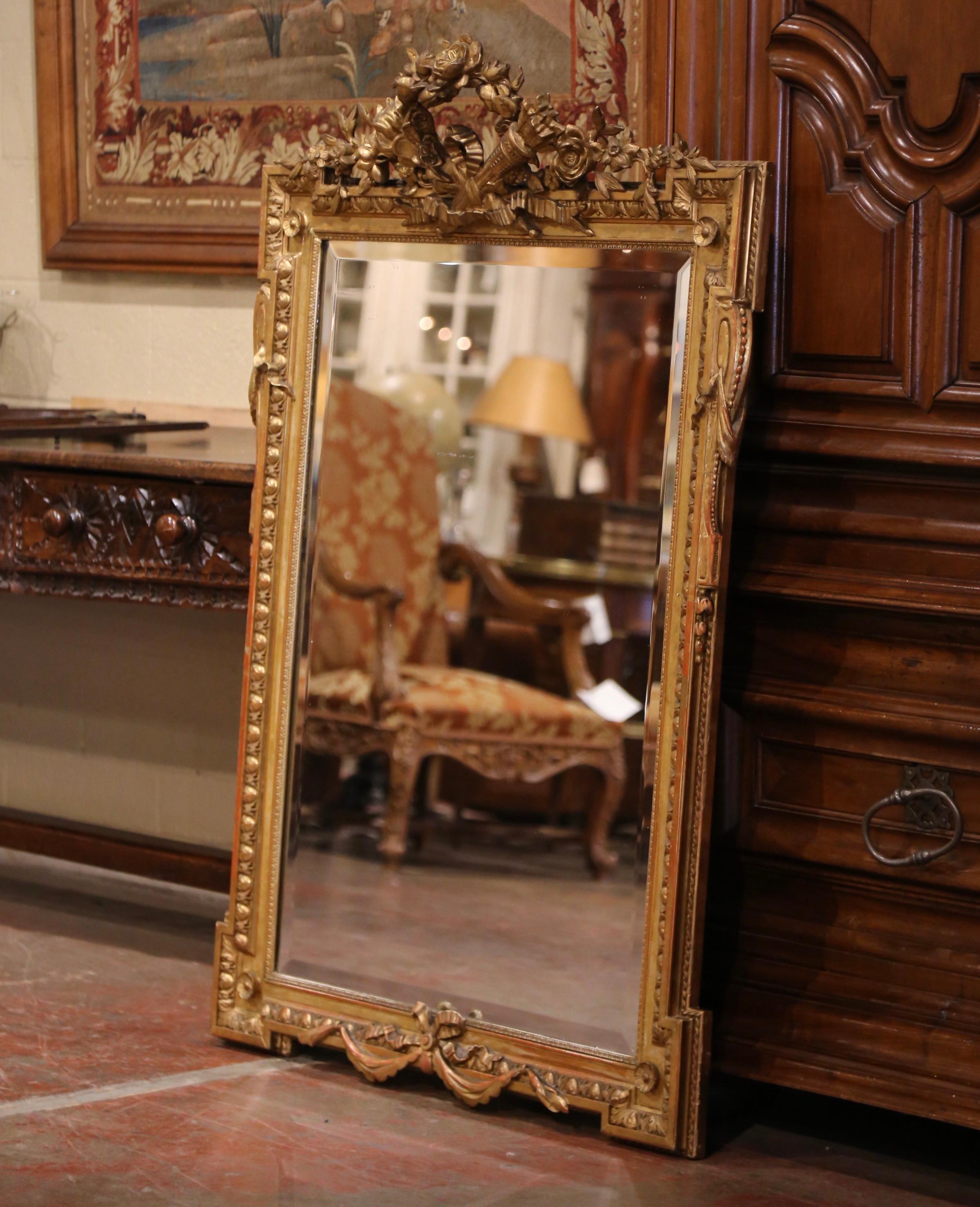 Miroir mural en bois doré sculpté et verre biseauté de style Louis XVI du milieu du XIXe siècle en vente 1
