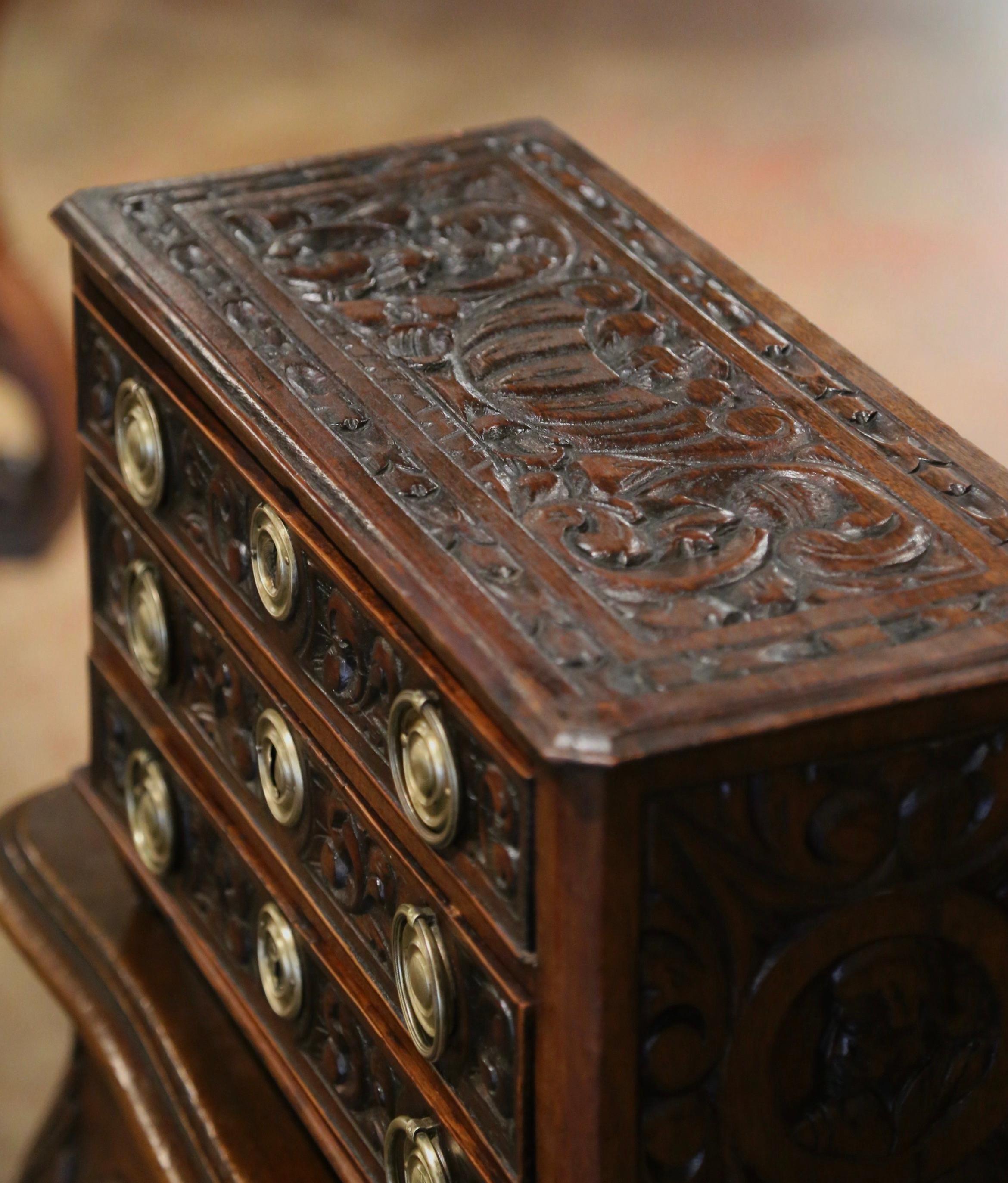 Francese Cassettiera in miniatura in quercia intagliata Luigi XVI della metà del XIX secolo in vendita