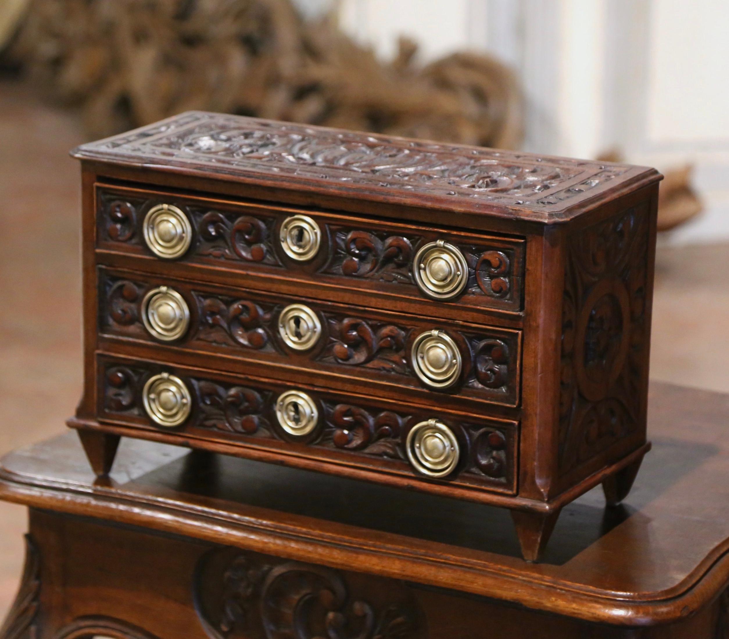 Cassettiera in miniatura in quercia intagliata Luigi XVI della metà del XIX secolo In condizioni ottime in vendita a Dallas, TX
