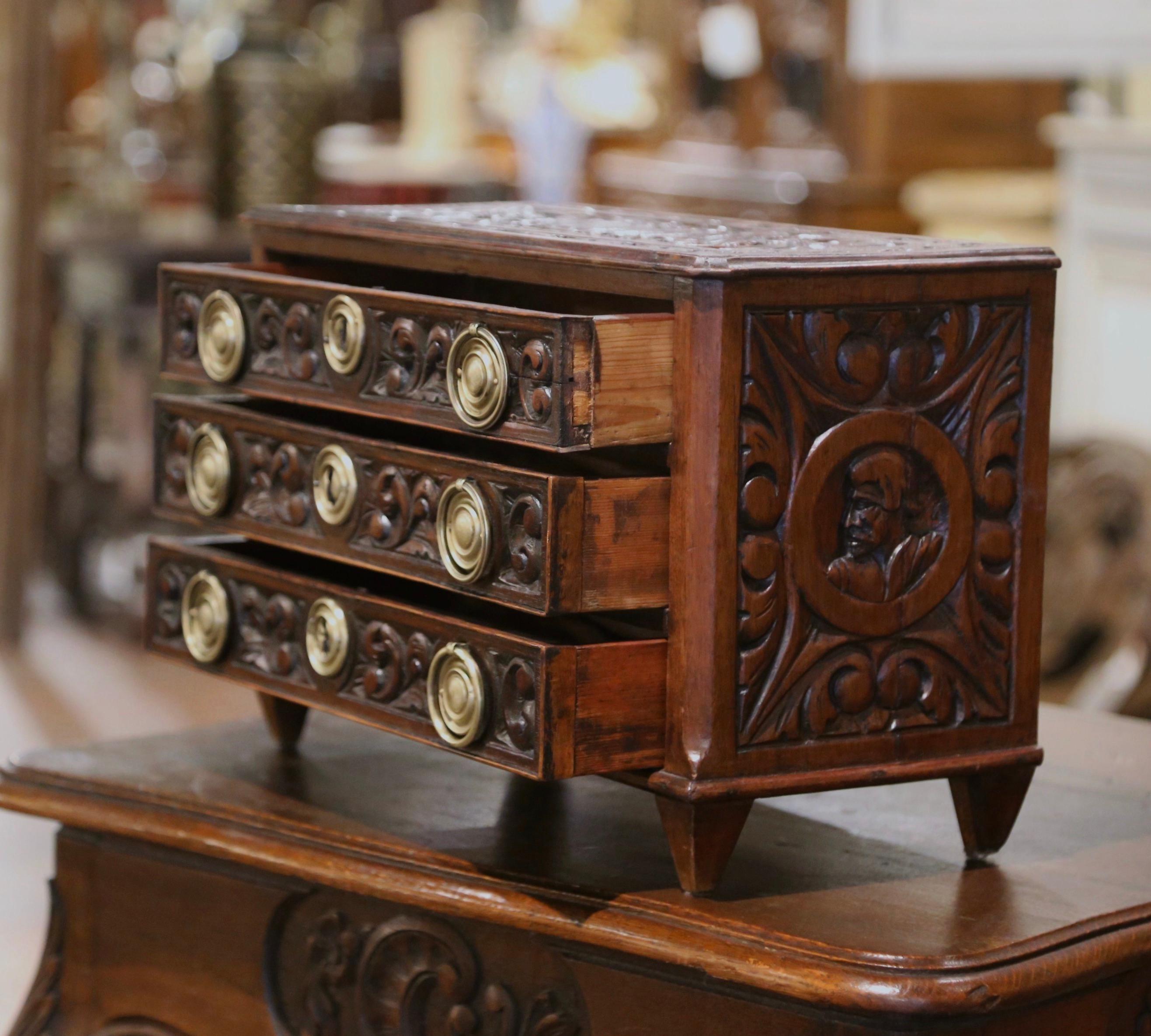 Quercia Cassettiera in miniatura in quercia intagliata Luigi XVI della metà del XIX secolo in vendita