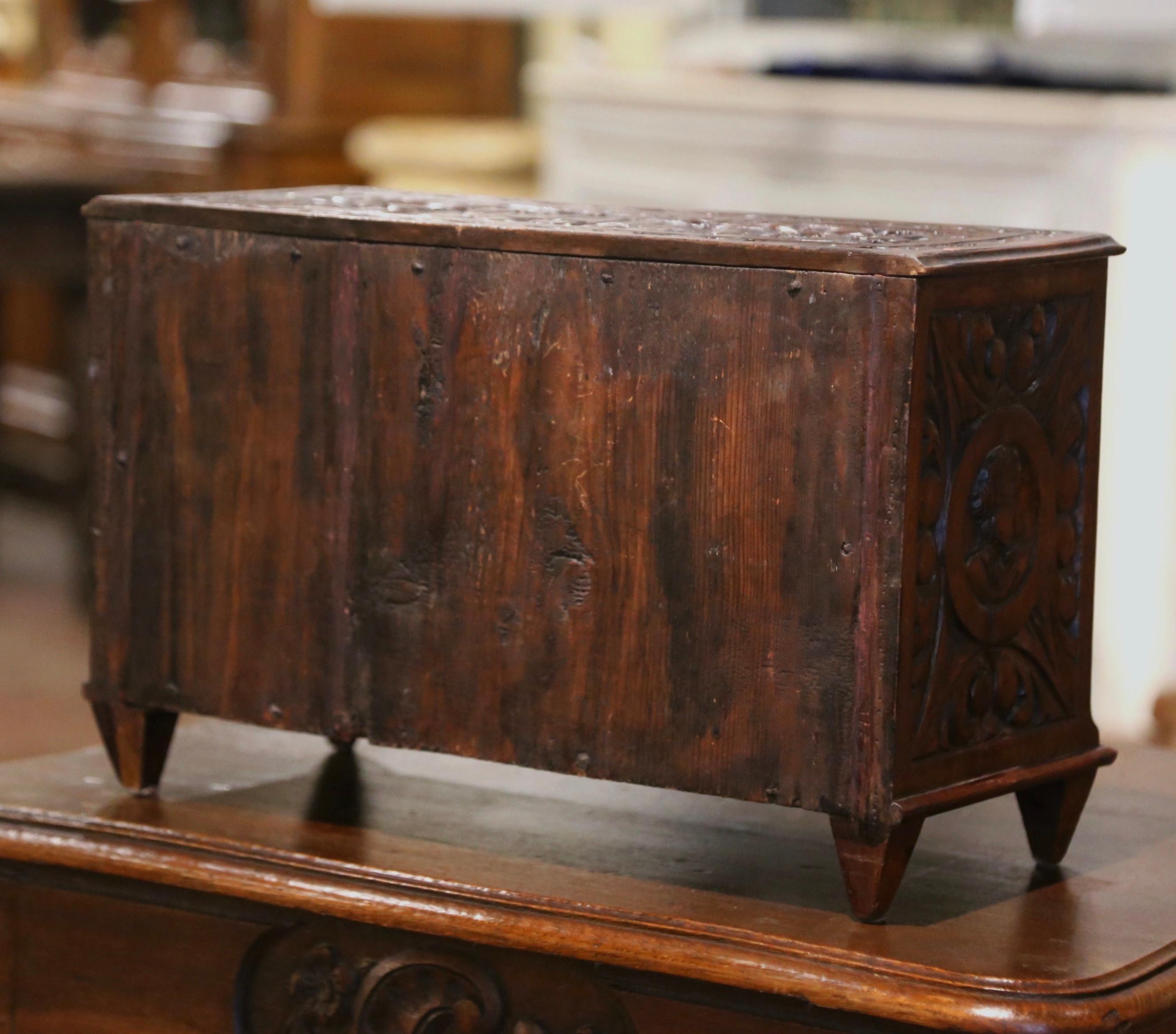 Cassettiera in miniatura in quercia intagliata Luigi XVI della metà del XIX secolo in vendita 2