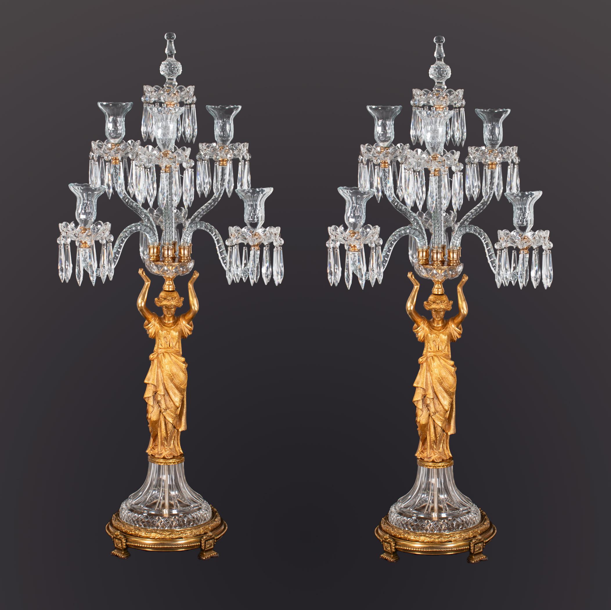 Ein imposantes und fein gearbeitetes Paar französischer Girandolen aus der Mitte des 19. Jahrhunderts im Louis-XVI-Revival-Stil, jede modelliert als stehende klassische Karyatide in reich vergoldeter Bronze, die ein abgestuftes Bouquet aus