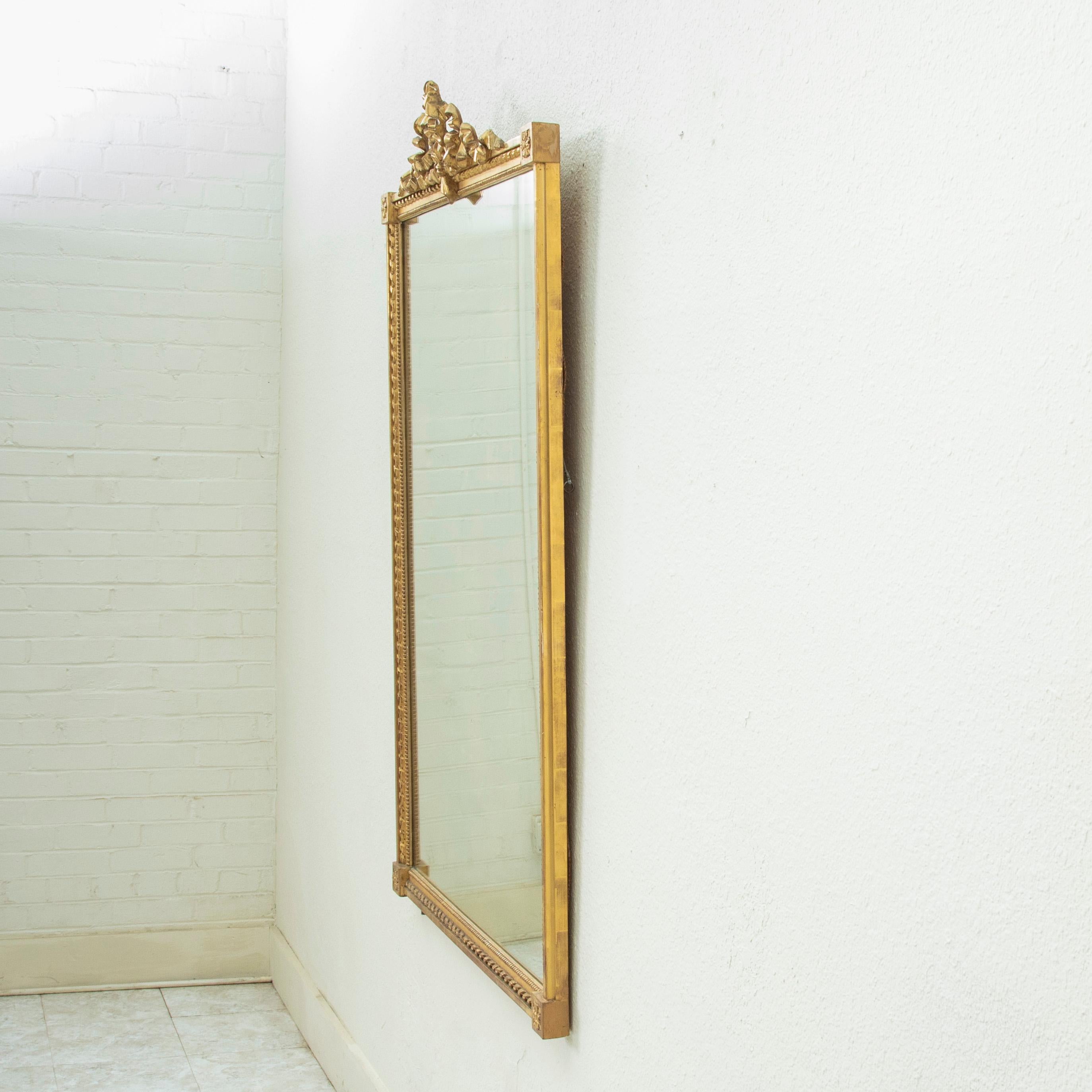 Mitte des 19. Jahrhunderts Französisch Louis XVI-Stil vergoldet Wood Wall Mirror (Louis XVI.) im Angebot