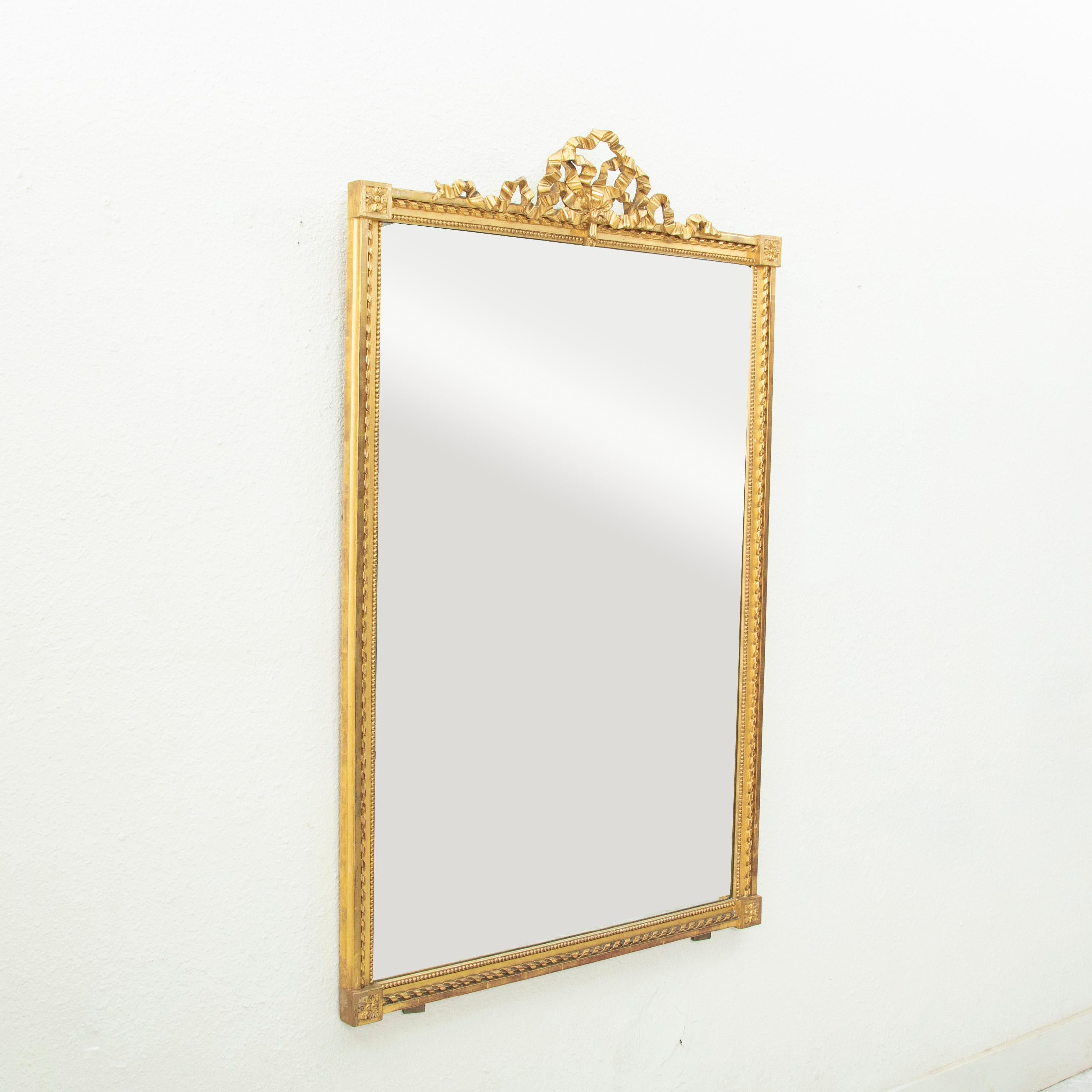Mitte des 19. Jahrhunderts Französisch Louis XVI-Stil vergoldet Wood Wall Mirror im Zustand „Gut“ im Angebot in Fayetteville, AR