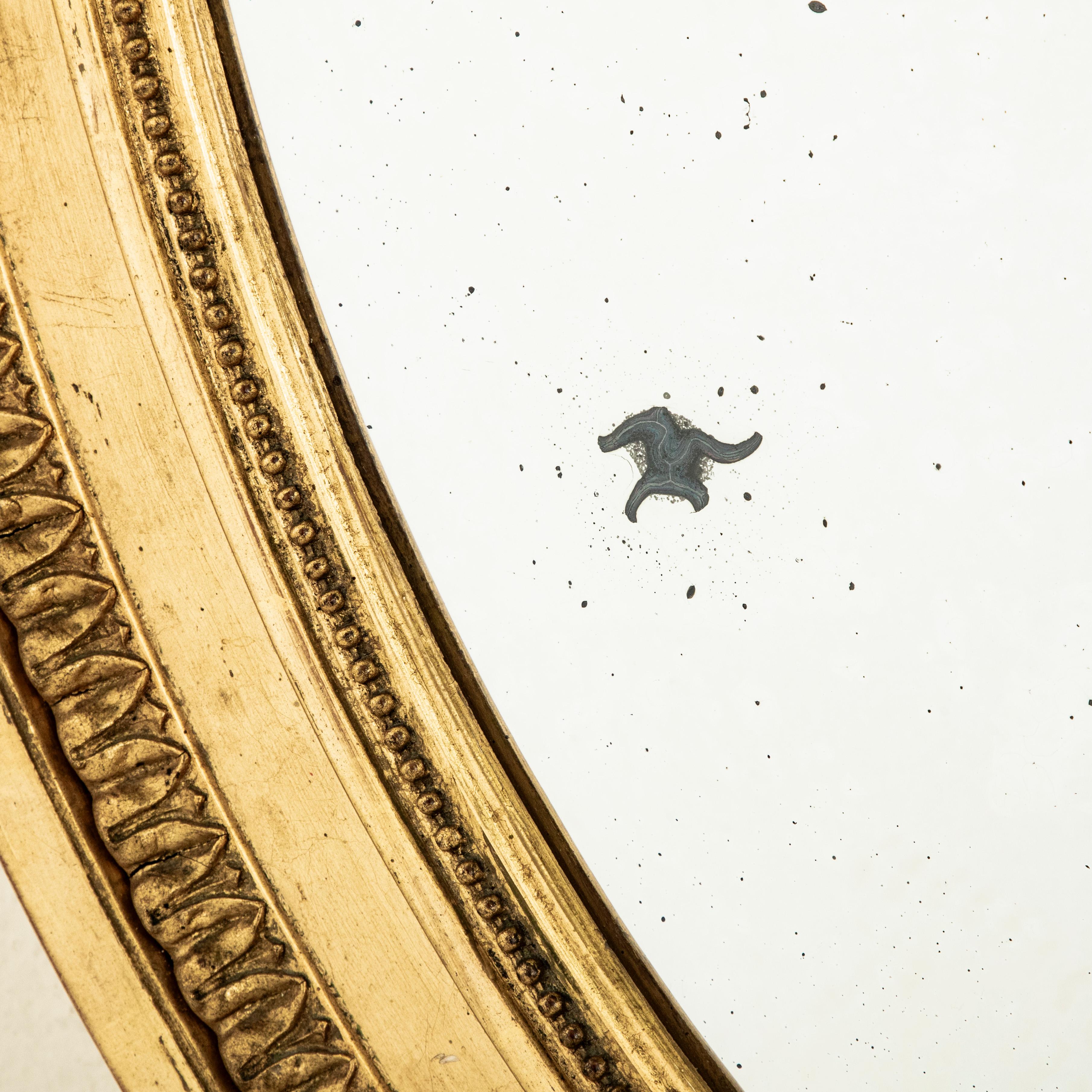 Miroir ovale en bois doré de style Louis XVI du milieu du XIXe siècle, 48