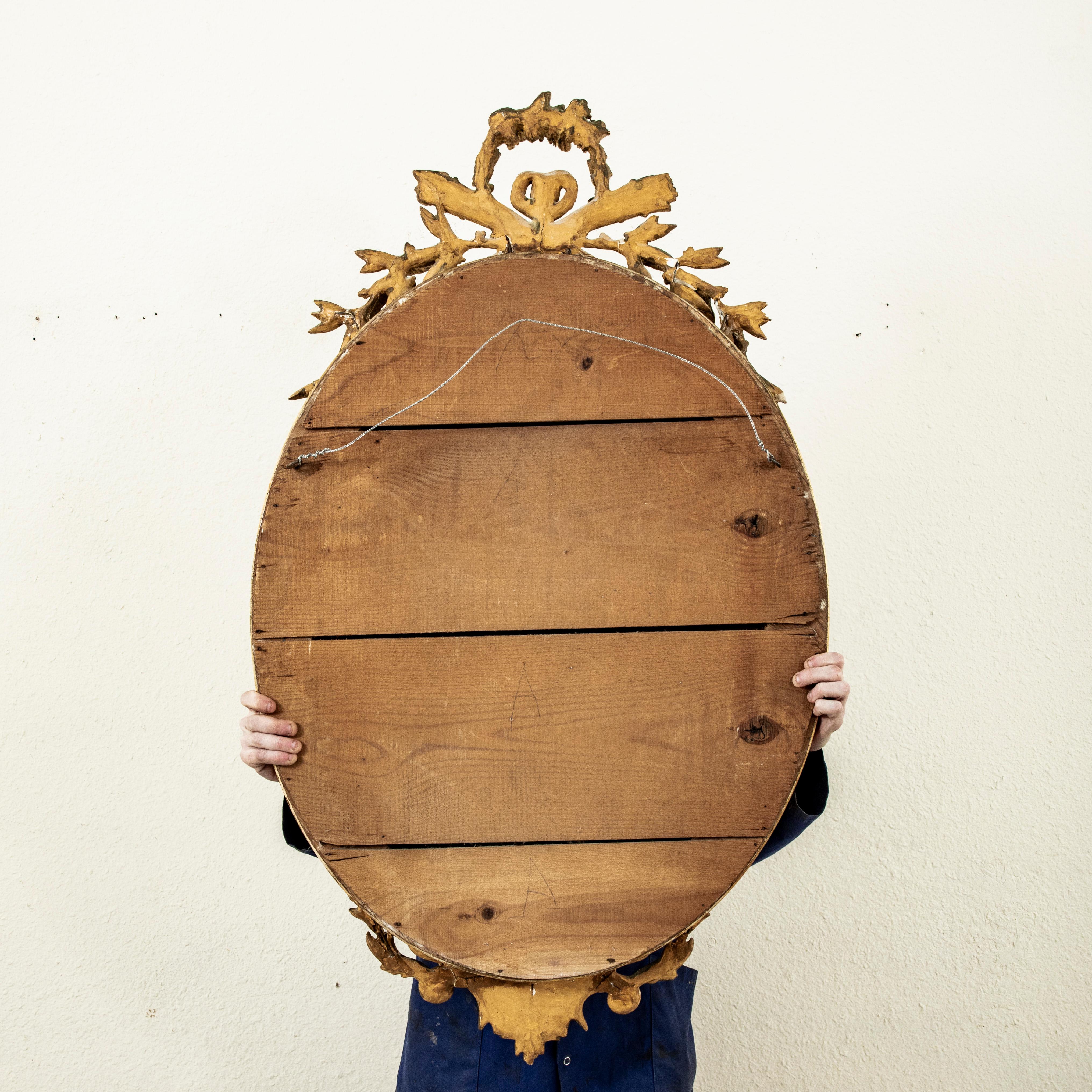 Miroir ovale en bois doré de style Louis XVI du milieu du XIXe siècle, 48