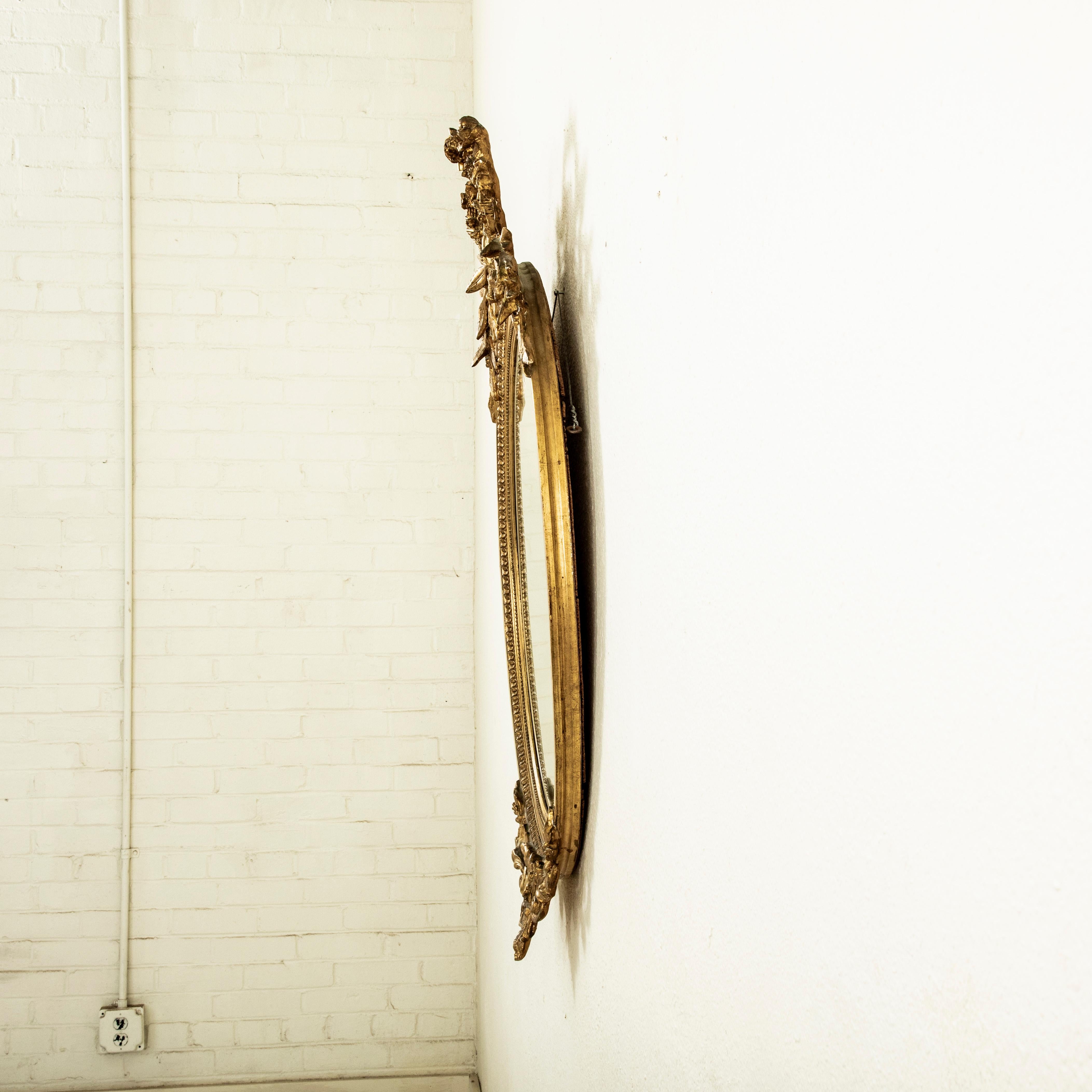 Français Miroir ovale en bois doré de style Louis XVI du milieu du XIXe siècle, 48