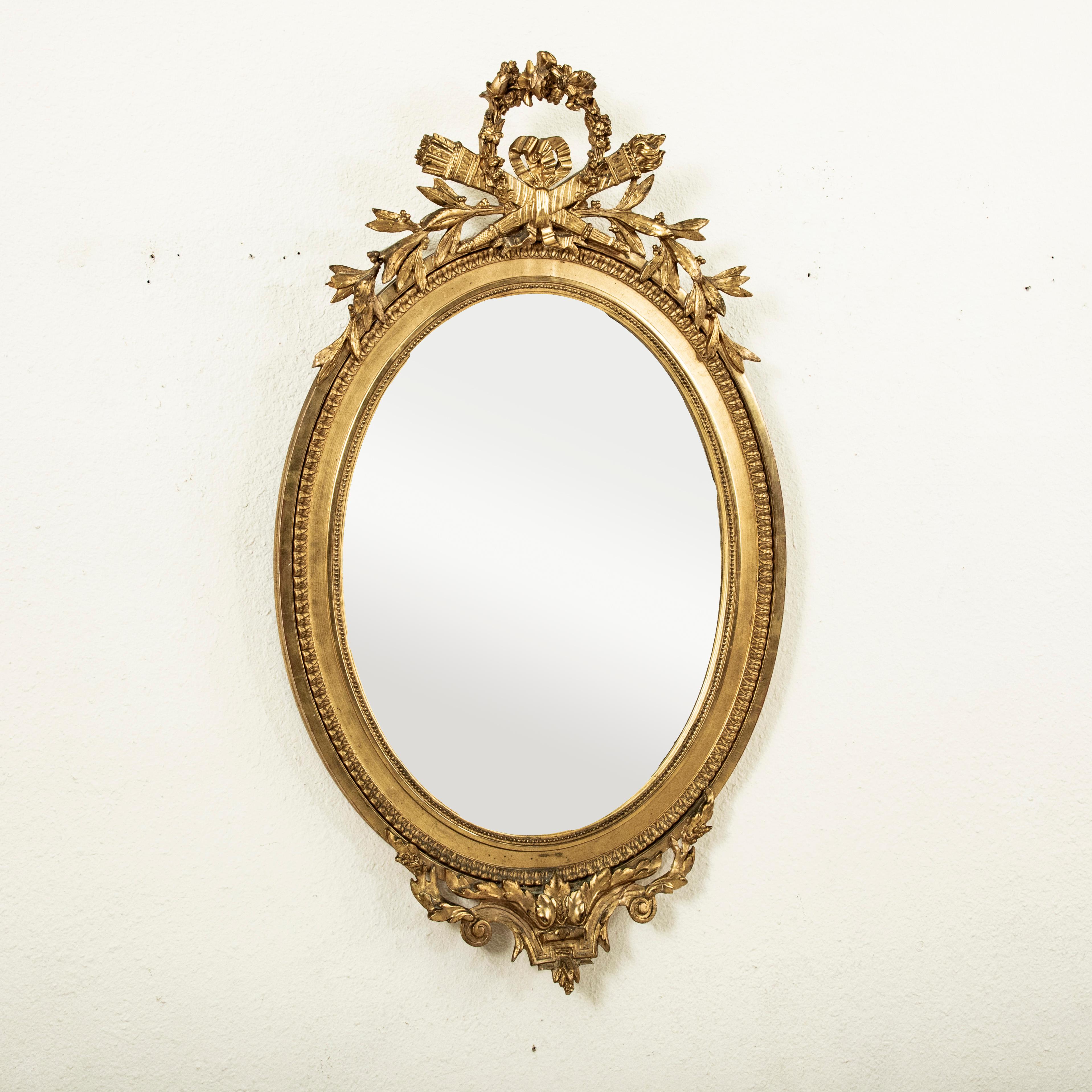Miroir ovale en bois doré de style Louis XVI du milieu du XIXe siècle, 48
