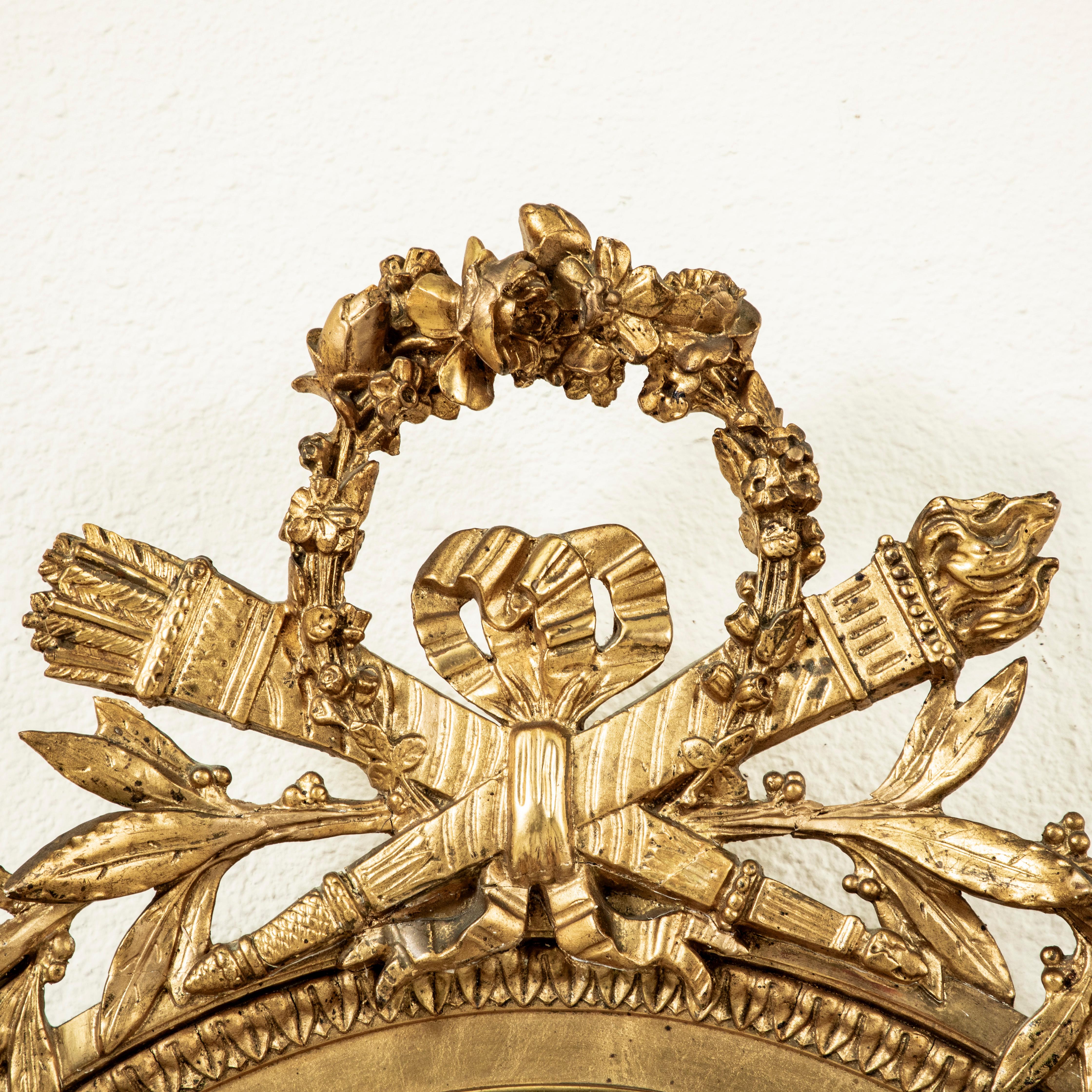 Miroir ovale en bois doré de style Louis XVI du milieu du XIXe siècle, 48