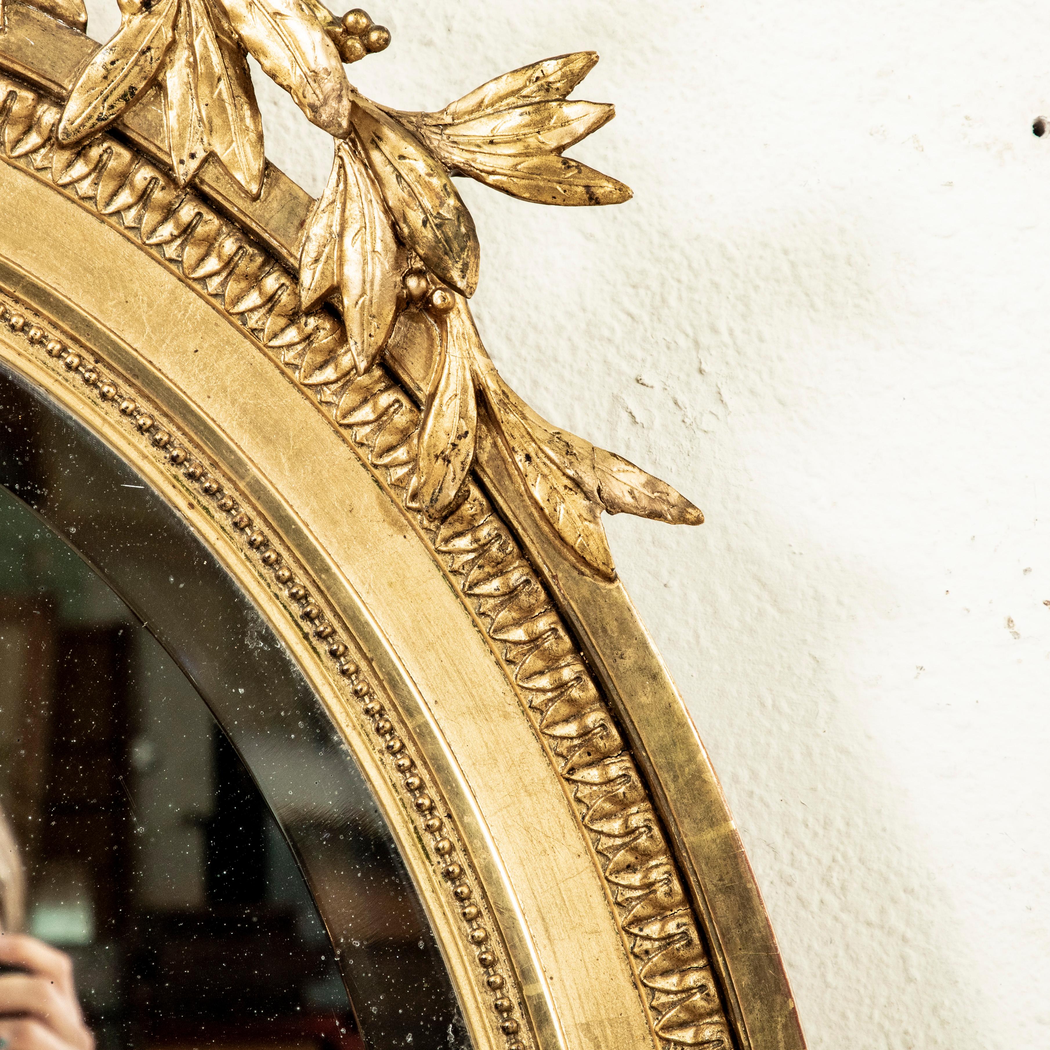 Miroir ovale en bois doré de style Louis XVI du milieu du XIXe siècle, 48