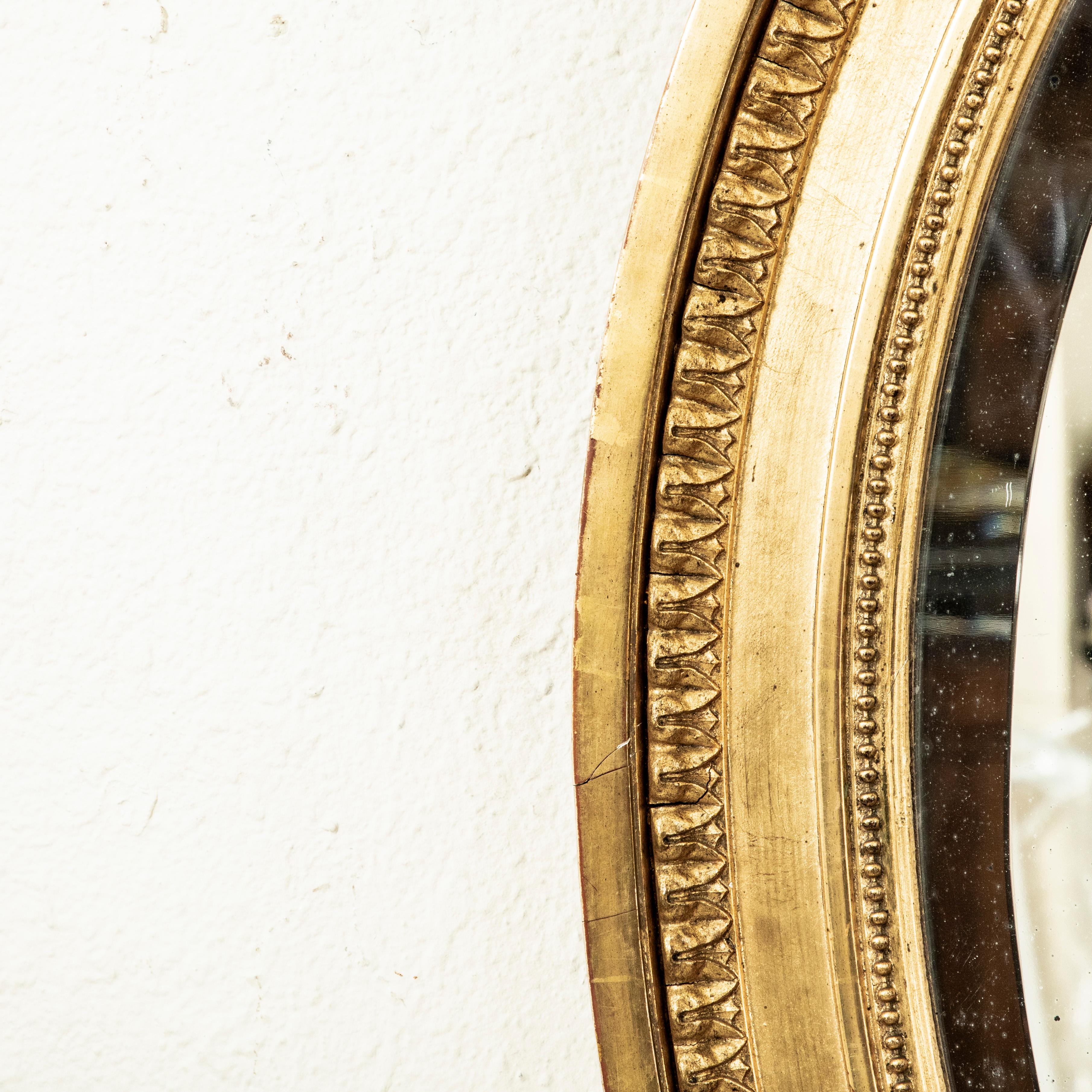 Miroir ovale en bois doré de style Louis XVI du milieu du XIXe siècle, 48