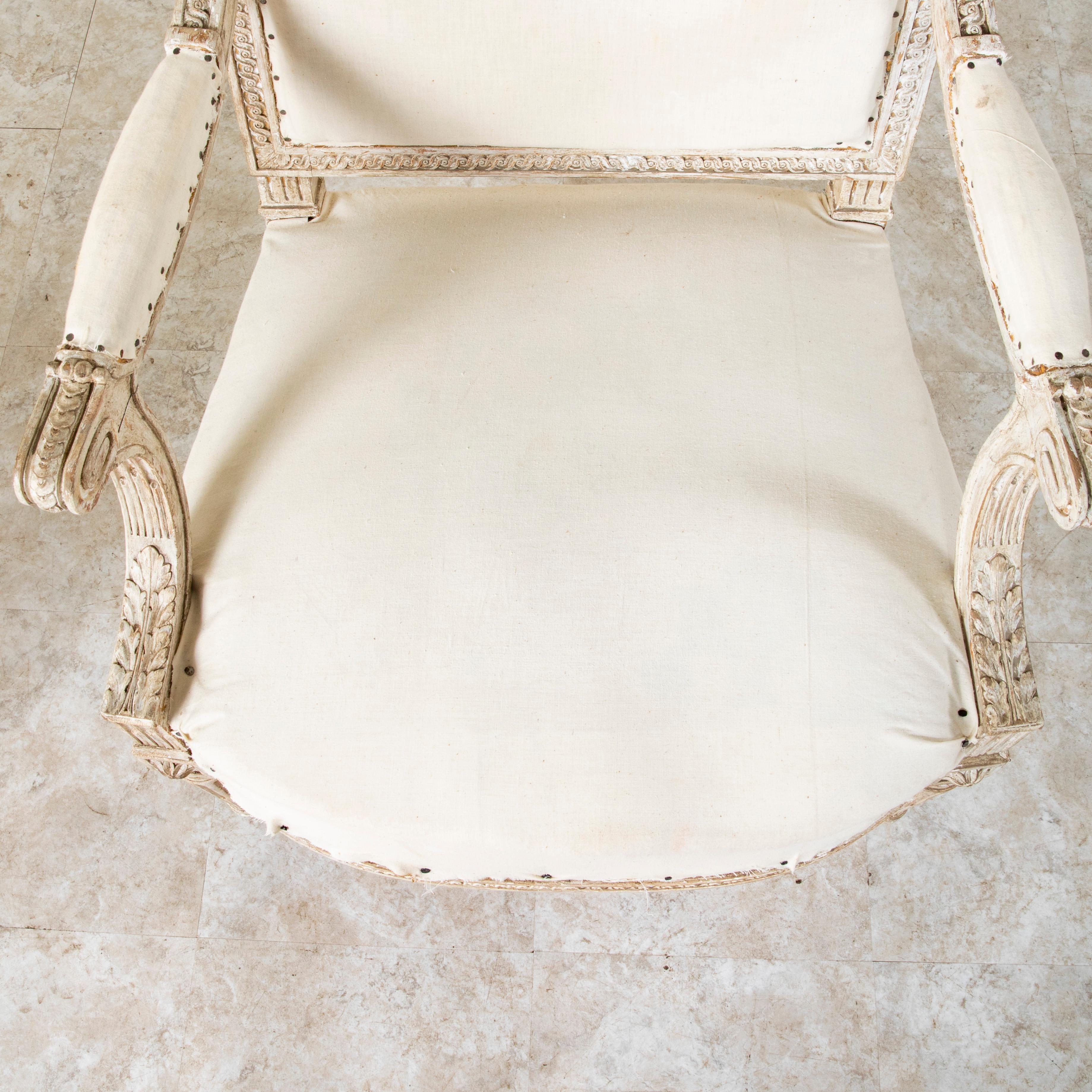 Mitte des 19. Jahrhunderts Französisch Louis XVI Stil gemalt Sessel oder Bergeres im Angebot 9