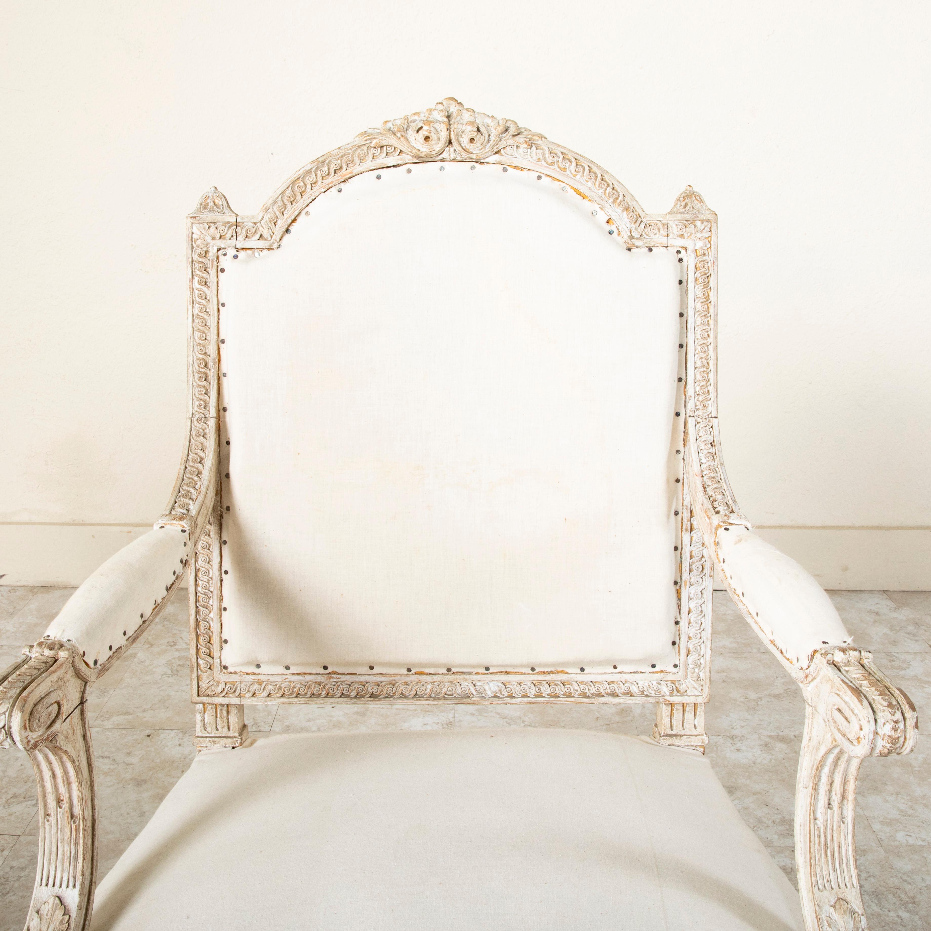 Mitte des 19. Jahrhunderts Französisch Louis XVI Stil gemalt Sessel oder Bergeres im Angebot 10