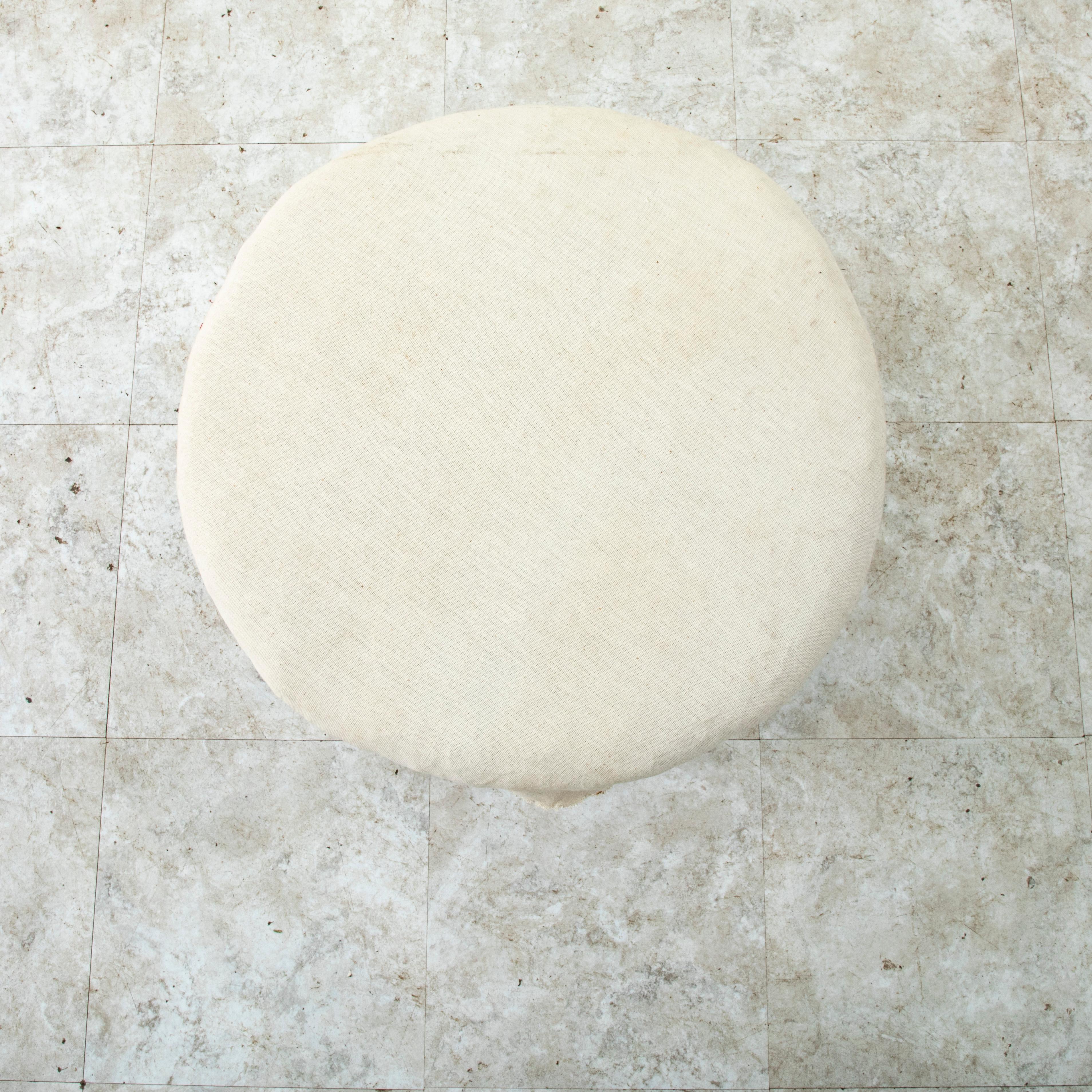 Sgabello di vanità rotondo in legno di faggio intagliato a mano della metà del XIX secolo, in stile Luigi XVI. in vendita 4