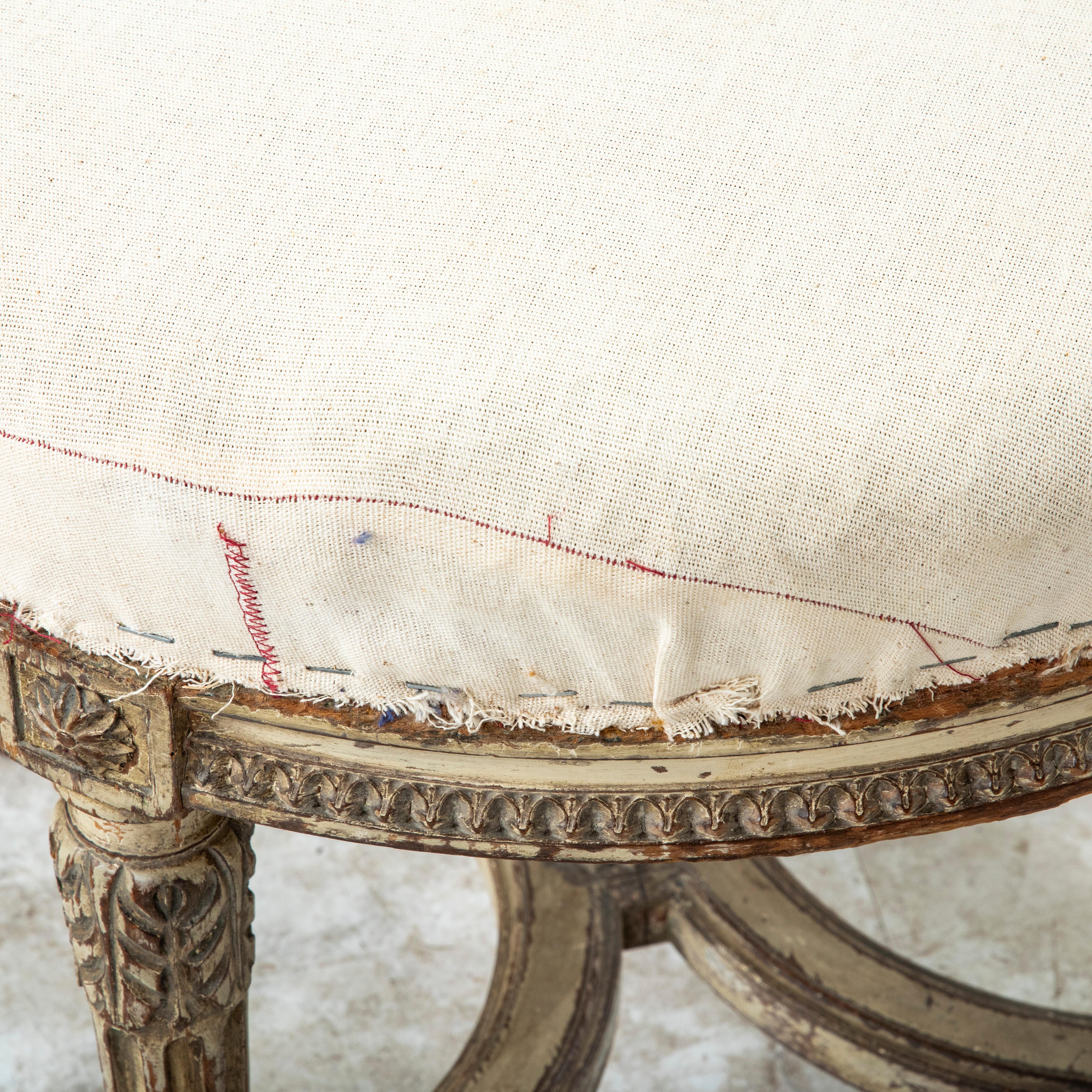 Sgabello di vanità rotondo in legno di faggio intagliato a mano della metà del XIX secolo, in stile Luigi XVI. in vendita 5