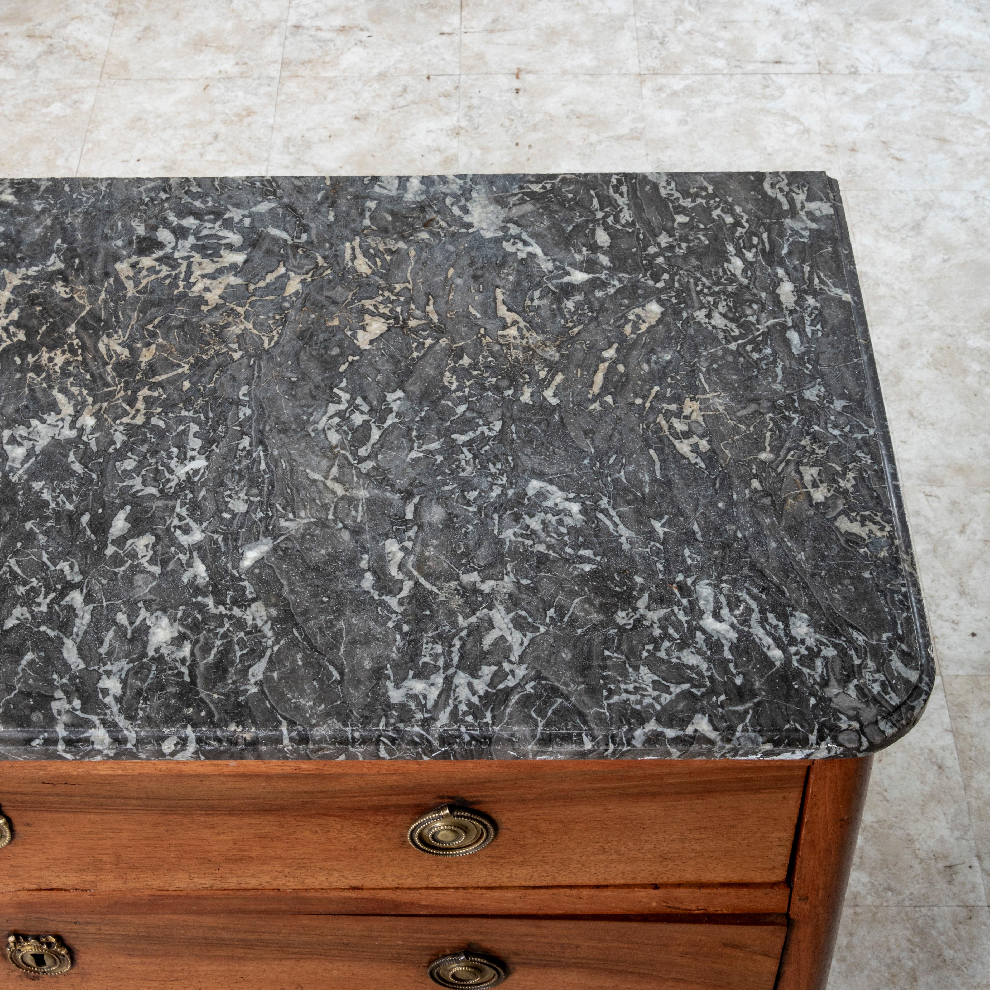 Commode in noce della metà del XIX secolo in stile Luigi XVI, cassettiera, marmo in vendita 5
