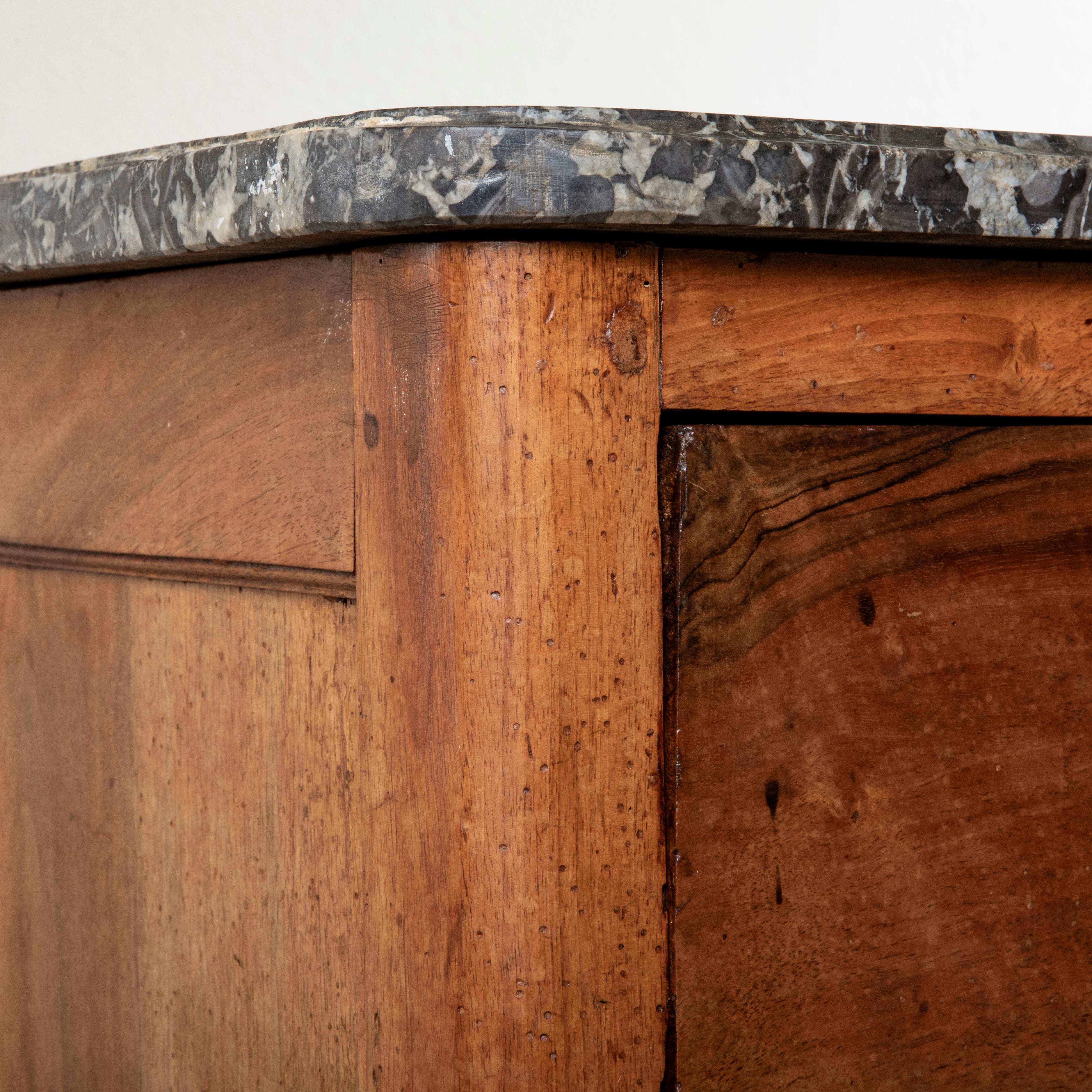 Commode in noce della metà del XIX secolo in stile Luigi XVI, cassettiera, marmo in vendita 11