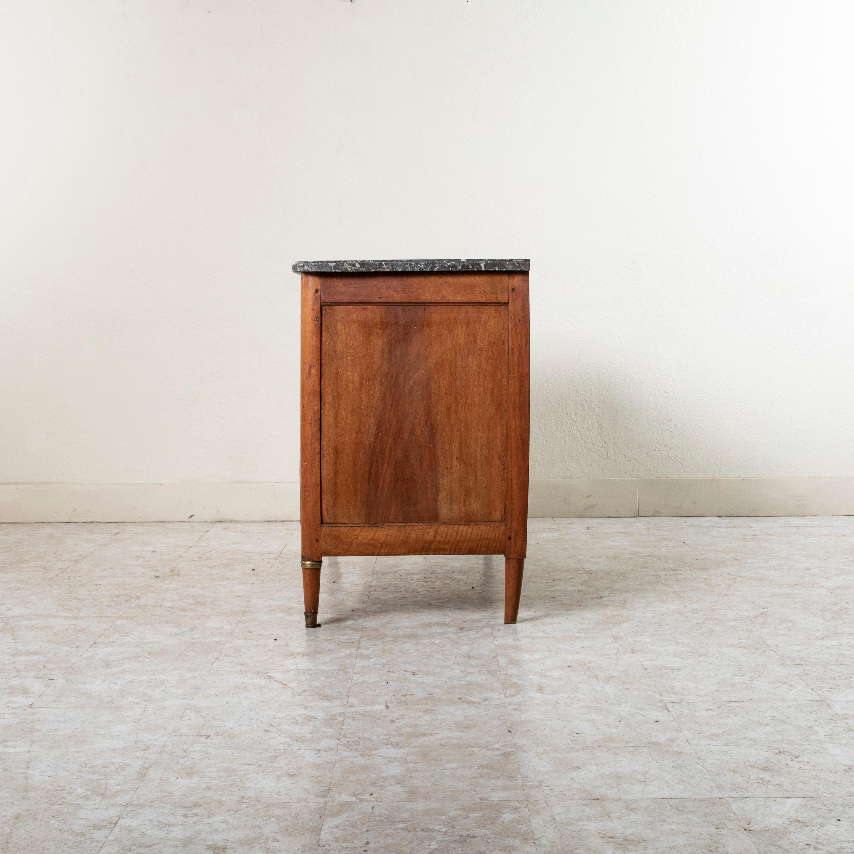 Commode in noce della metà del XIX secolo in stile Luigi XVI, cassettiera, marmo In condizioni buone in vendita a Fayetteville, AR