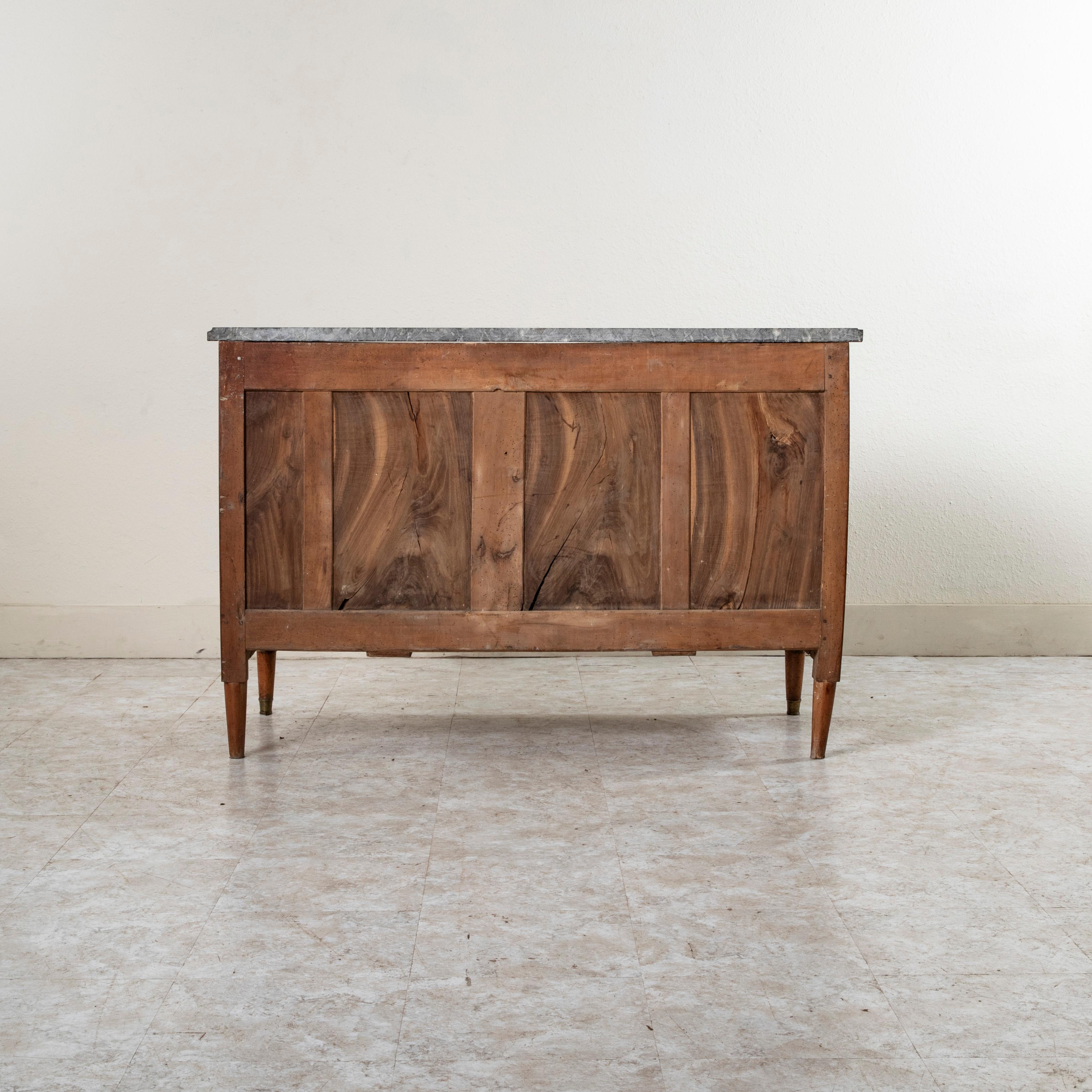 Bronzo Commode in noce della metà del XIX secolo in stile Luigi XVI, cassettiera, marmo in vendita