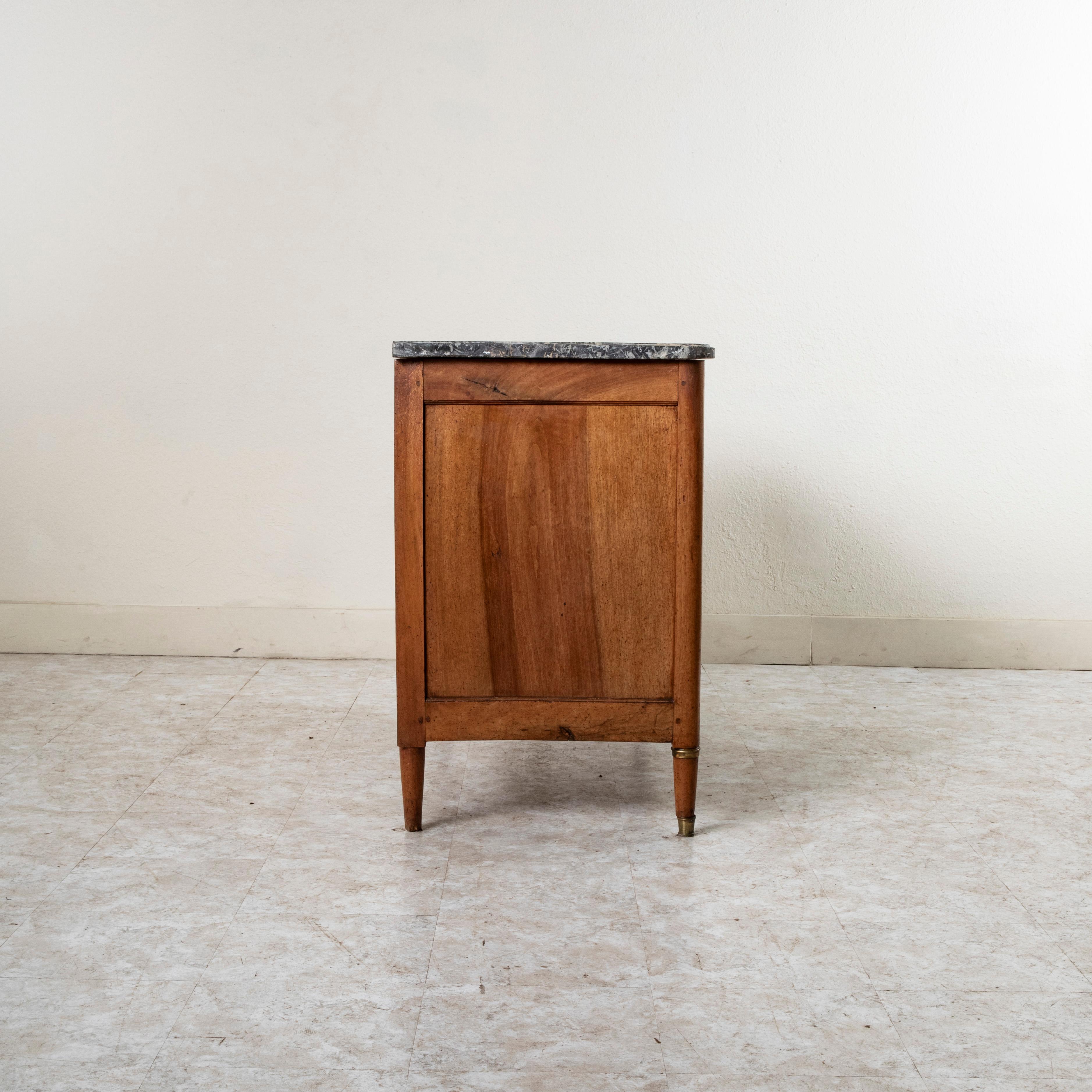 Commode in noce della metà del XIX secolo in stile Luigi XVI, cassettiera, marmo in vendita 1