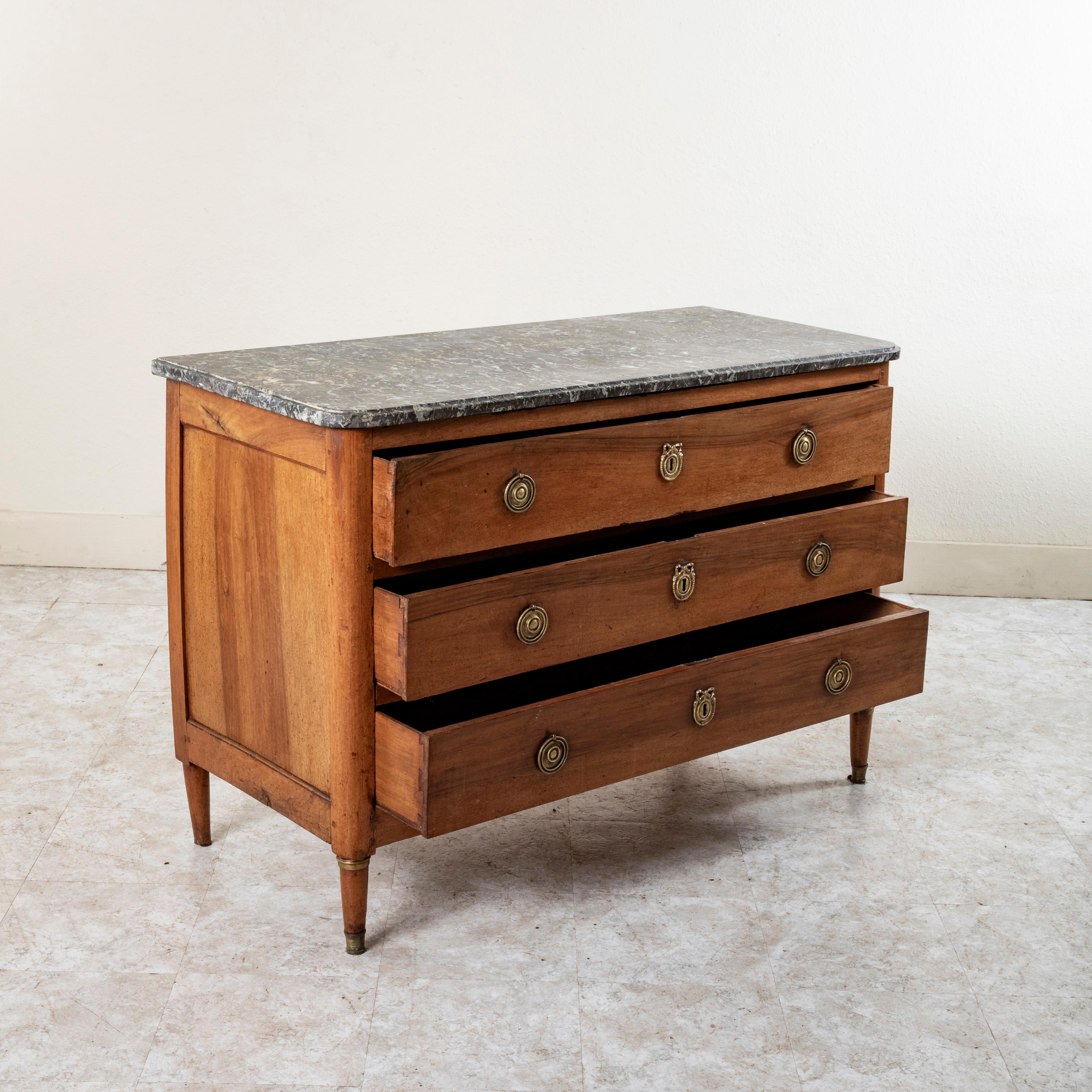 Commode in noce della metà del XIX secolo in stile Luigi XVI, cassettiera, marmo in vendita 2