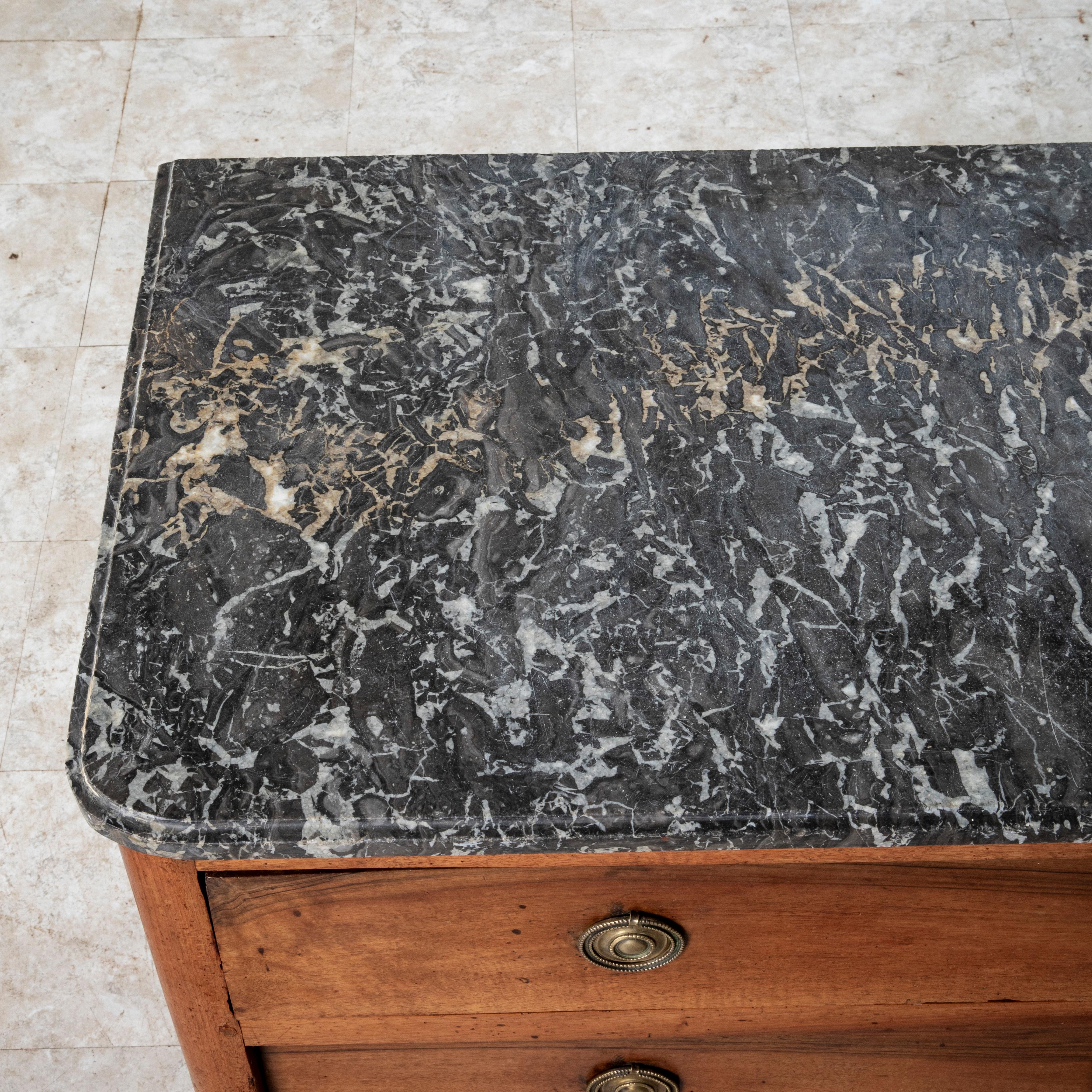 Commode in noce della metà del XIX secolo in stile Luigi XVI, cassettiera, marmo in vendita 4