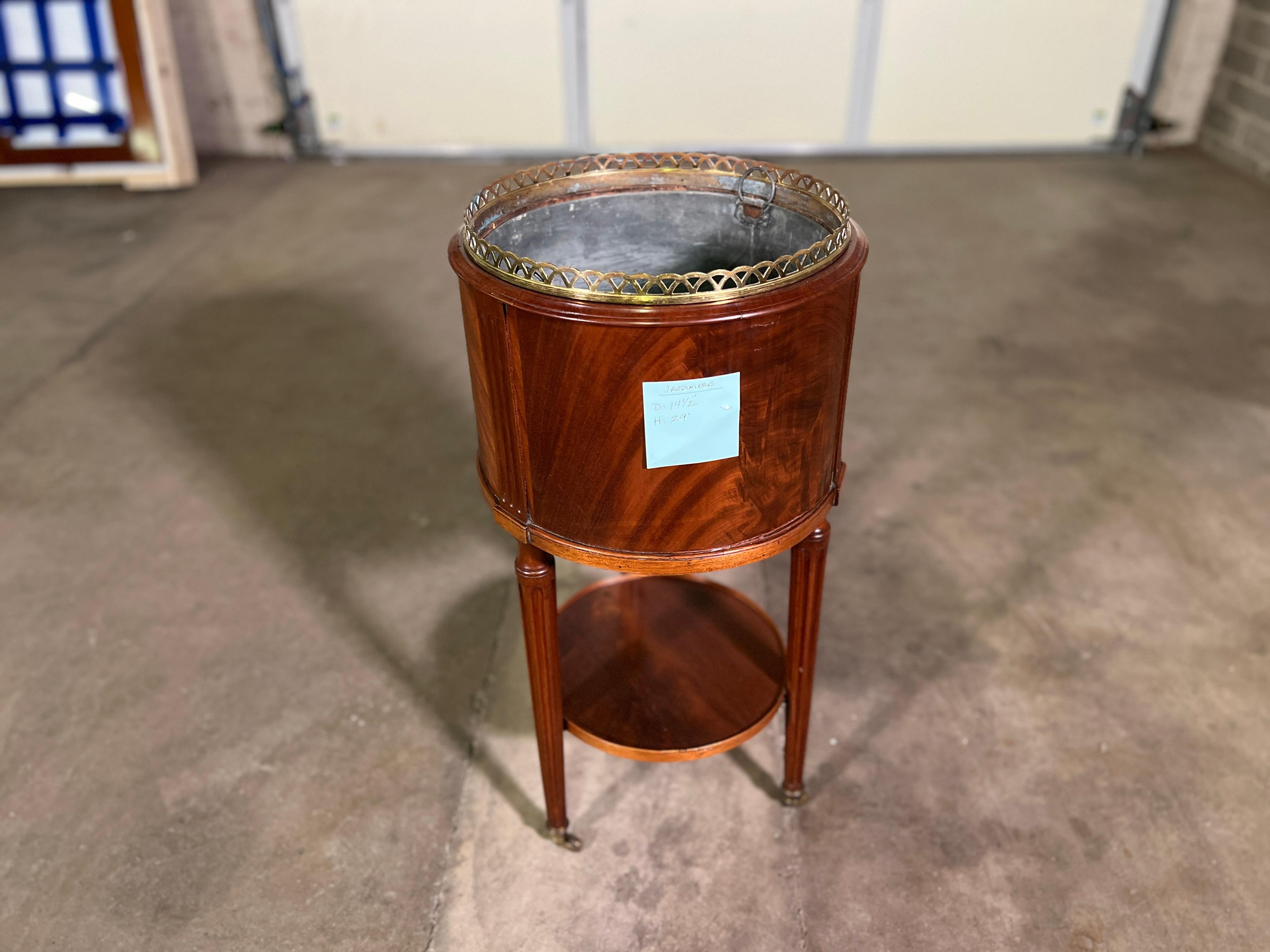 Jardiniere francese in zinco e ottone della metà del XIX secolo
Galleria d'ottone (a) Gallery
Bellissima venatura di mogano 
Condizioni originali